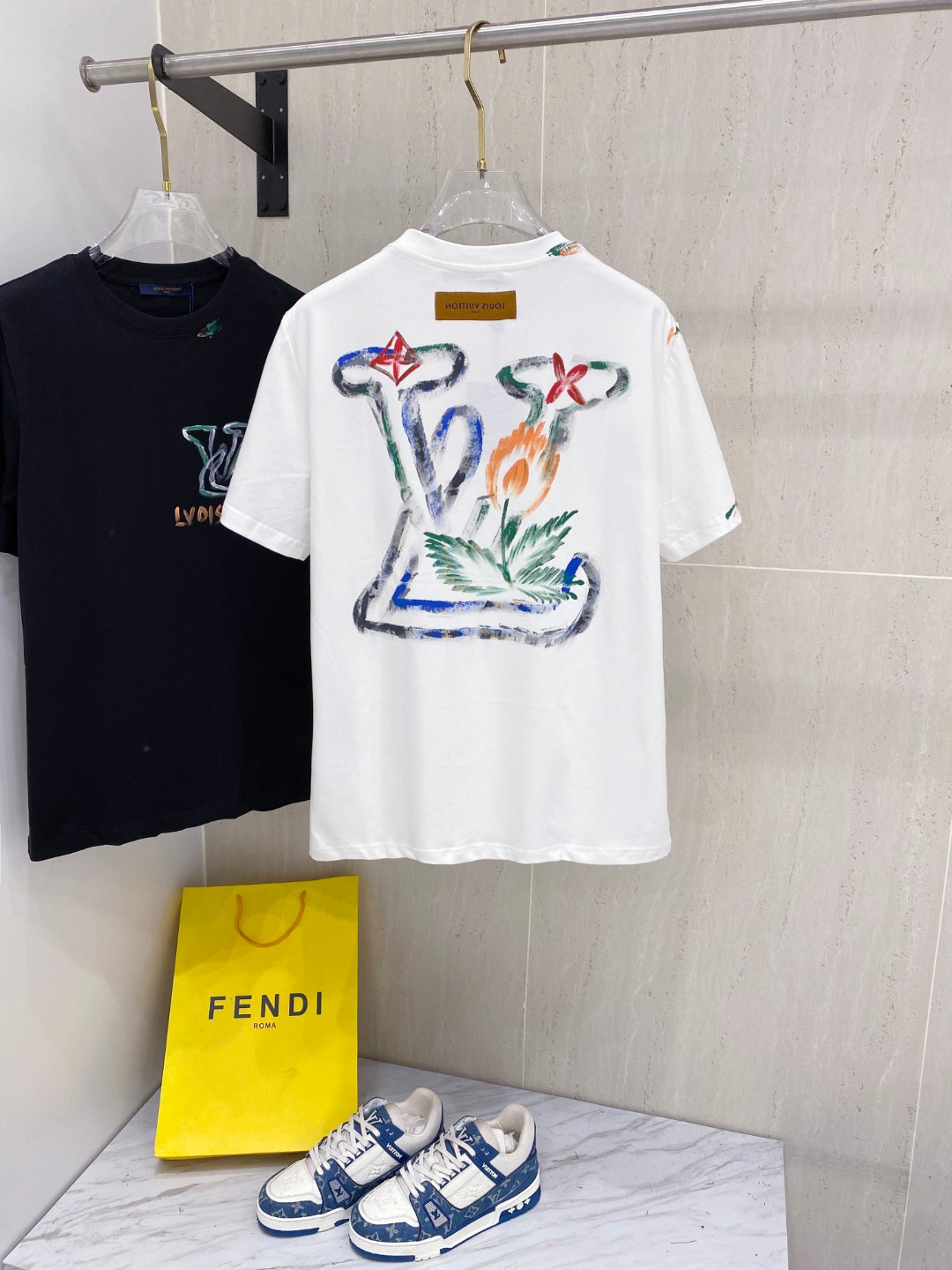 P150 路易威*LV 25ss春夏新款首发专柜最新款短袖圆领T恤 手绘工艺 高端订制 设计前卫时尚！品牌logo重工艺设计 高端定制240克面料.手感柔软.穿着舒适.专柜级别精致车线.颜色：黑色。白色。码数：S-2XL  