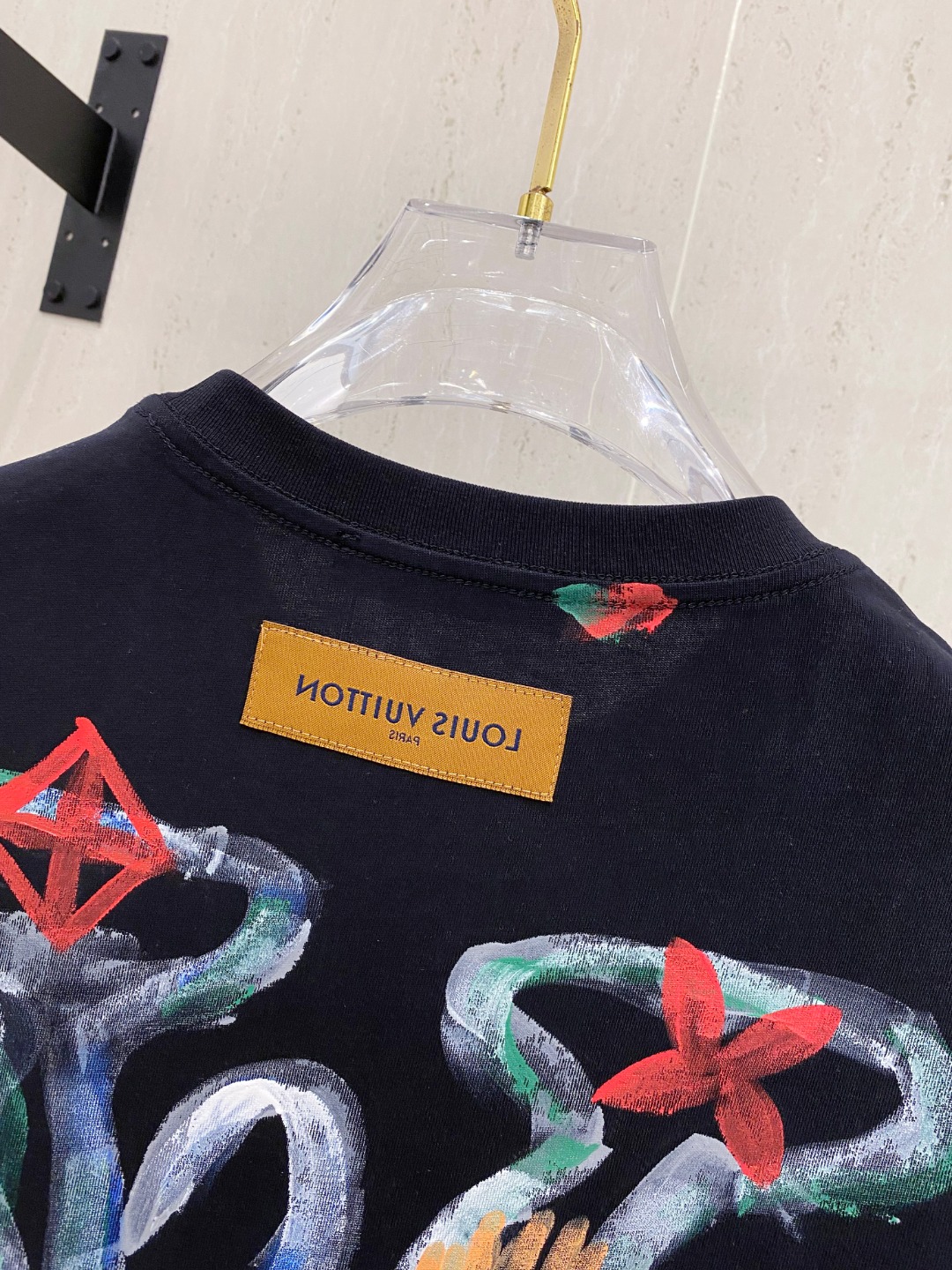 路易威*1V 25SS春夏新款首发专柜最新款短袖圆领T恤 高端订制 设计前卫时尚！品牌logo重工艺设计