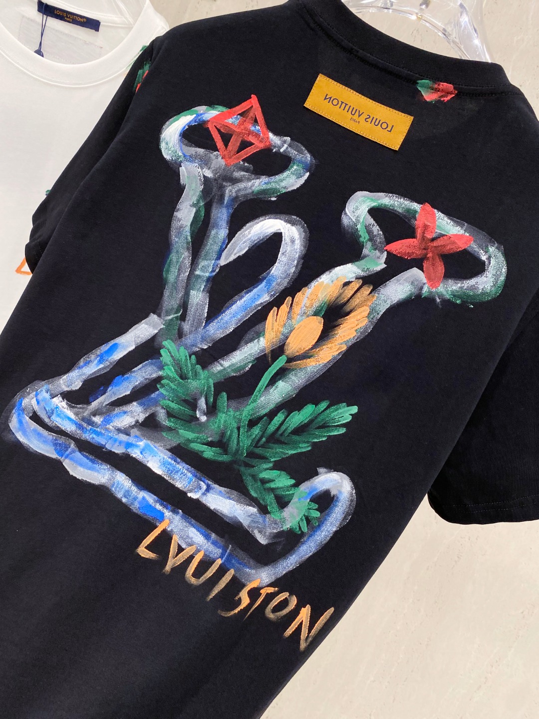 路易威*1V 25SS春夏新款首发专柜最新款短袖圆领T恤 高端订制 设计前卫时尚！品牌logo重工艺设计