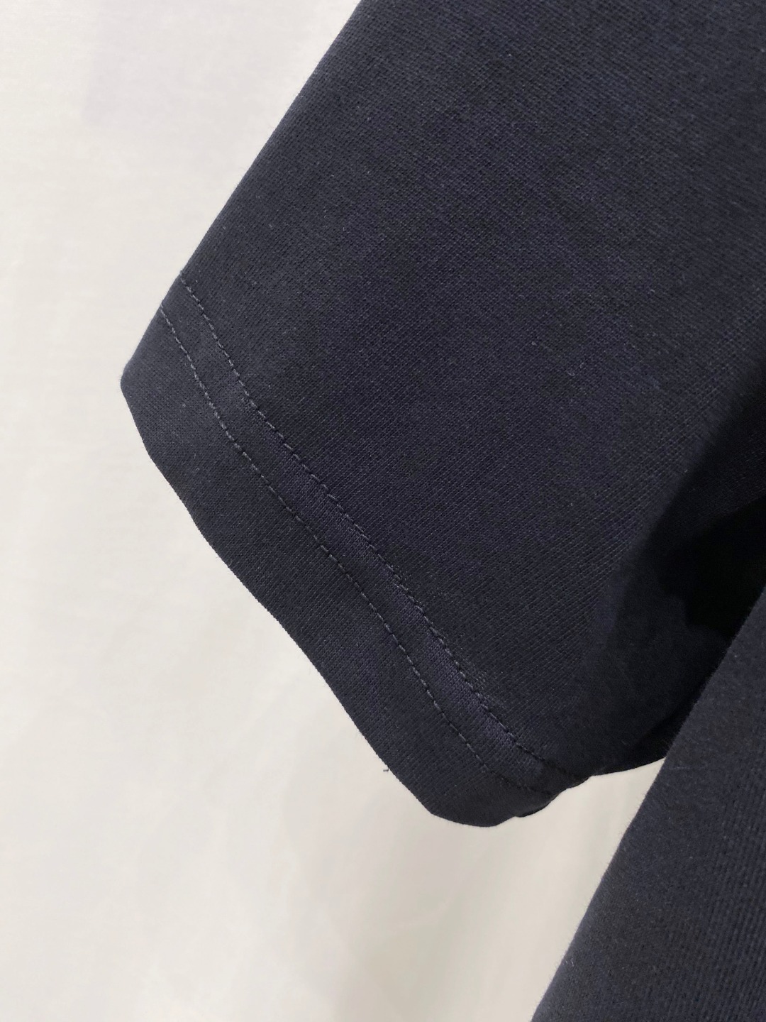 路易威*1V 25SS春夏新款首发专柜最新款短袖圆领T恤 高端订制 设计前卫时尚！品牌logo重工艺设计