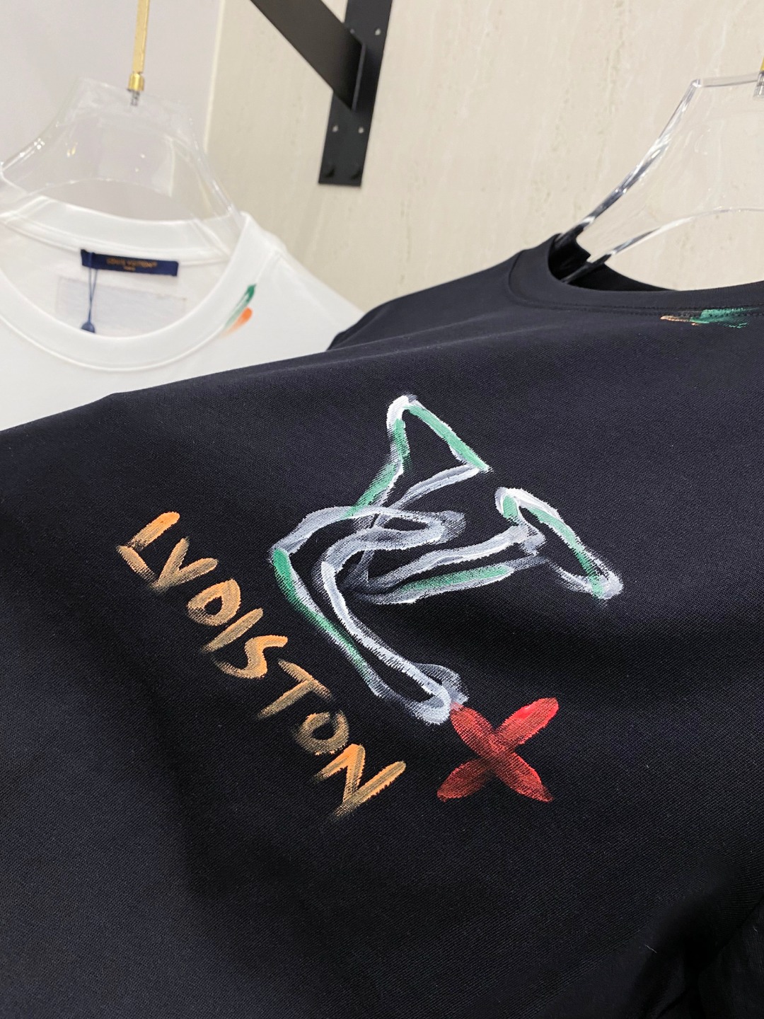 路易威*1V 25SS春夏新款首发专柜最新款短袖圆领T恤 高端订制 设计前卫时尚！品牌logo重工艺设计