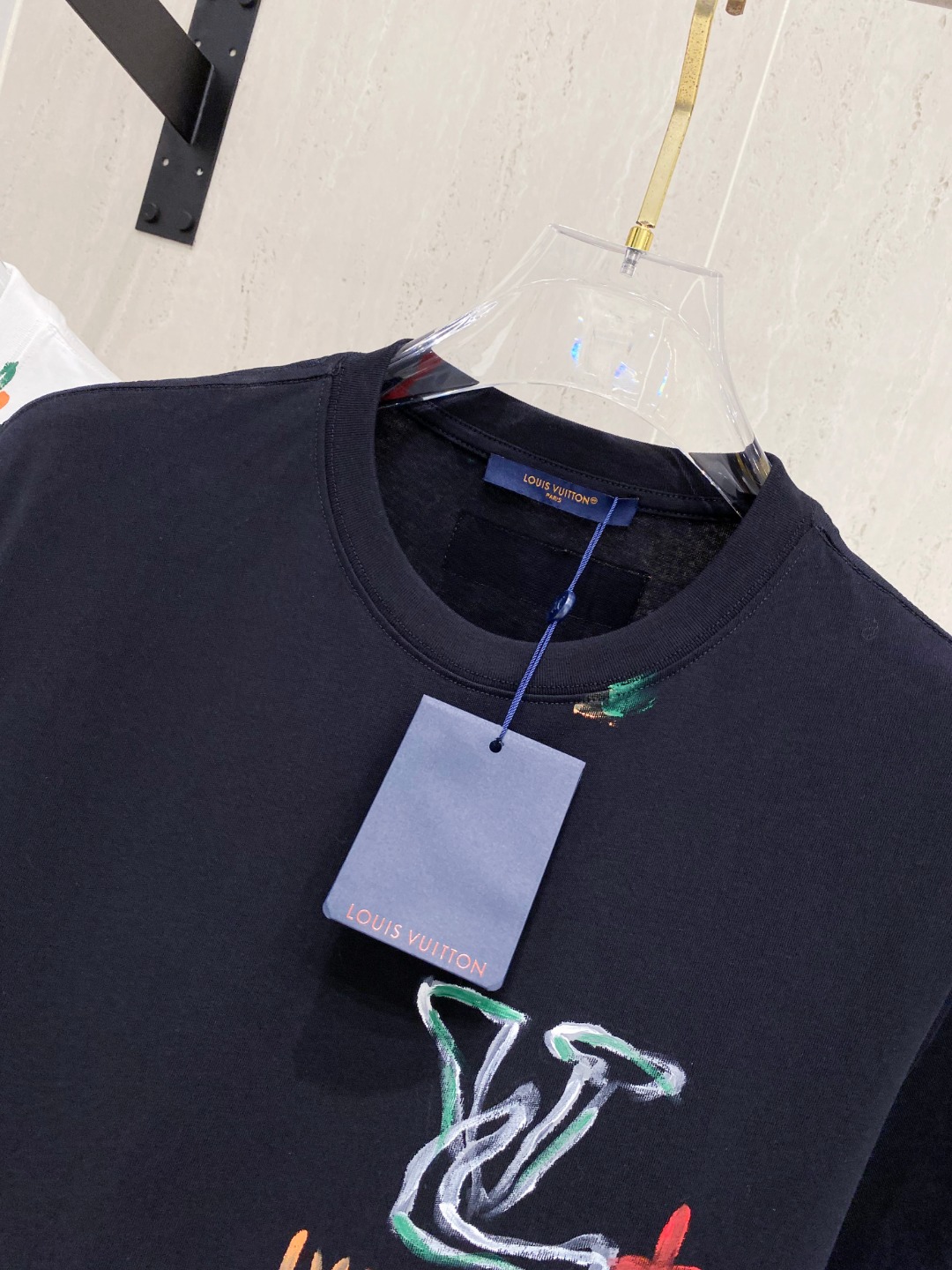 路易威*1V 25SS春夏新款首发专柜最新款短袖圆领T恤 高端订制 设计前卫时尚！品牌logo重工艺设计