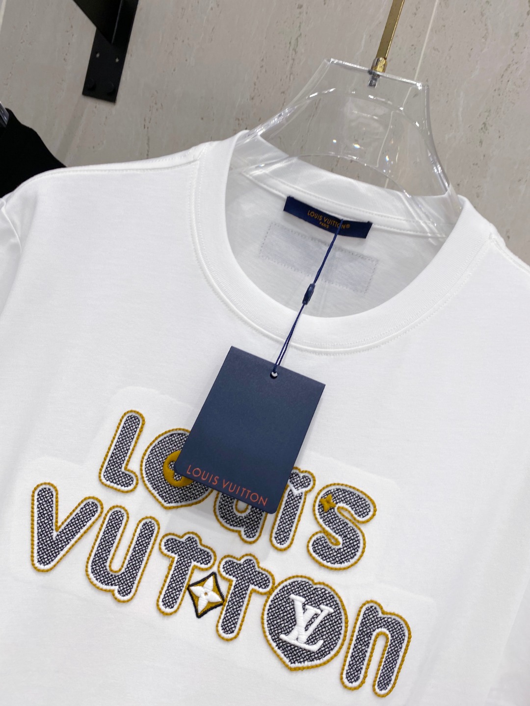 P150 路易威*LV 25ss春夏新款首发专柜最新款短袖圆领T恤 高端订制 设计前卫时尚！品牌logo重工艺设计 高端定制240克面料.手感柔软.穿着舒适.专柜级别精致车线.颜色：黑色。白色。码数：S-2XL  