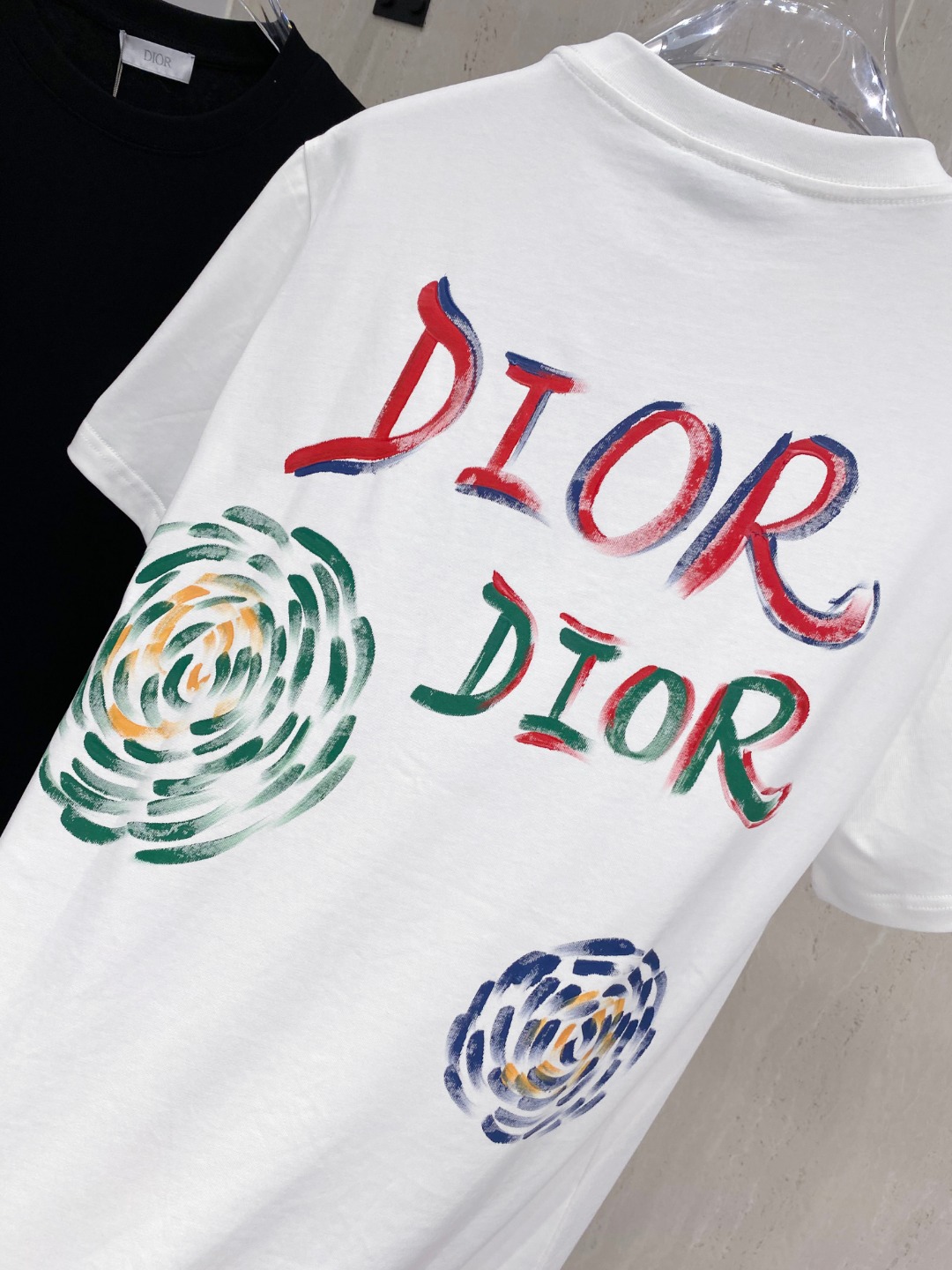 P150 迪*Dior 25ss春夏新款首发专柜最新款短袖圆领T恤 手绘工艺 高端订制 设计前卫时尚！品牌logo重工艺设计 高端定制240克面料.手感柔软.穿着舒适.专柜级别精致车线.颜色：黑色。白色。码数：S-2XL  