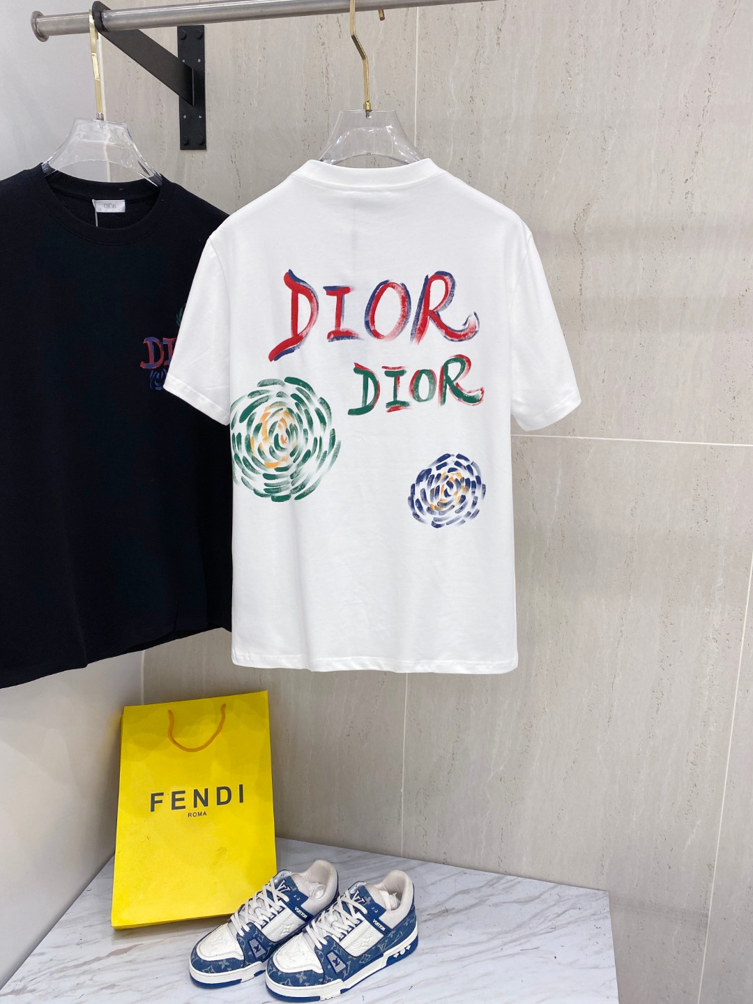 P150 迪*Dior 25ss春夏新款首发专柜最新款短袖圆领T恤 手绘工艺 高端订制 设计前卫时尚！品牌logo重工艺设计 高端定制240克面料.手感柔软.穿着舒适.专柜级别精致车线.颜色：黑色。白色。码数：S-2XL  