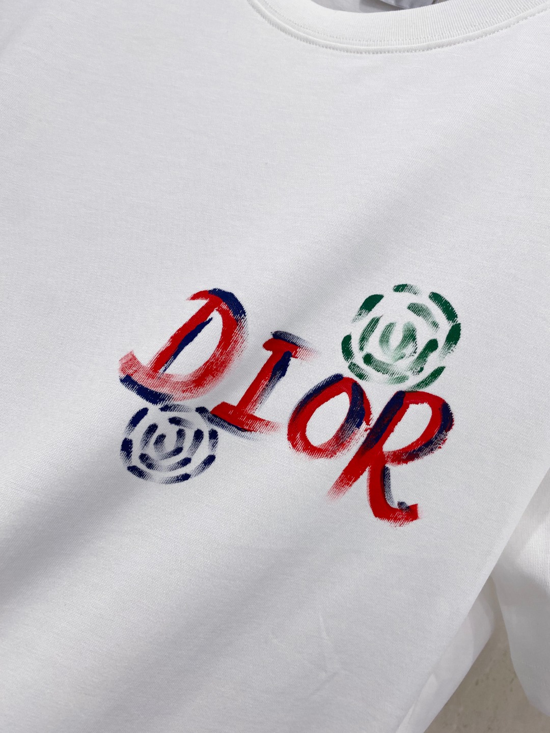 P150 迪*Dior 25ss春夏新款首发专柜最新款短袖圆领T恤 手绘工艺 高端订制 设计前卫时尚！品牌logo重工艺设计 高端定制240克面料.手感柔软.穿着舒适.专柜级别精致车线.颜色：黑色。白色。码数：S-2XL  