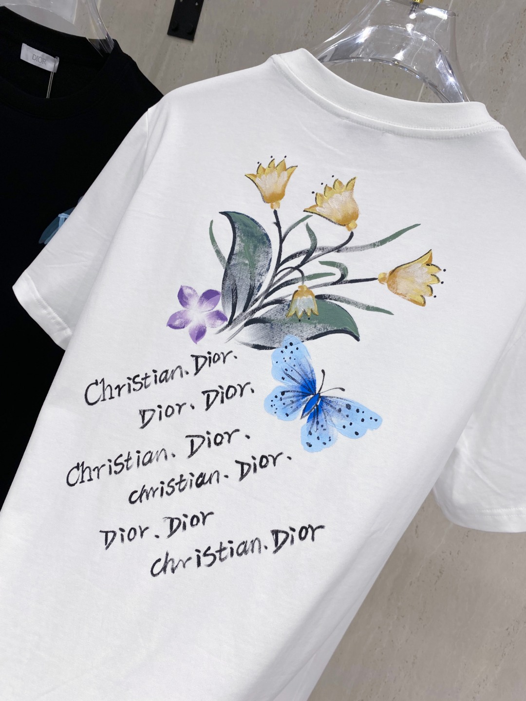 P150 迪*Dior 25ss春夏新款首发专柜最新款短袖圆领T恤 手绘工艺 高端订制 设计前卫时尚！品牌logo重工艺设计 高端定制240克面料.手感柔软.穿着舒适.专柜级别精致车线.颜色：黑色。白色。码数：S-2XL  