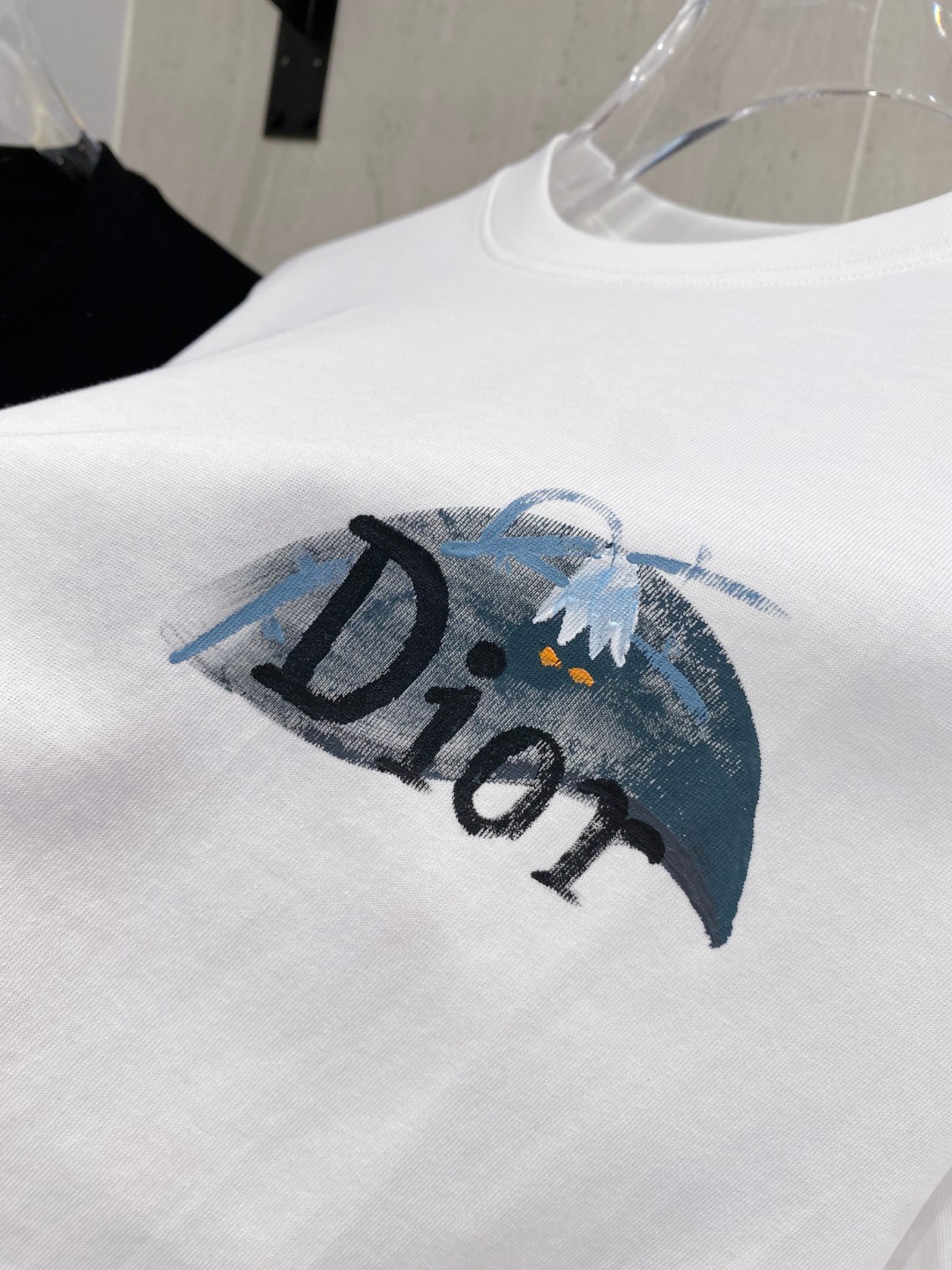 P150 迪*Dior 25ss春夏新款首发专柜最新款短袖圆领T恤 手绘工艺 高端订制 设计前卫时尚！品牌logo重工艺设计 高端定制240克面料.手感柔软.穿着舒适.专柜级别精致车线.颜色：黑色。白色。码数：S-2XL  