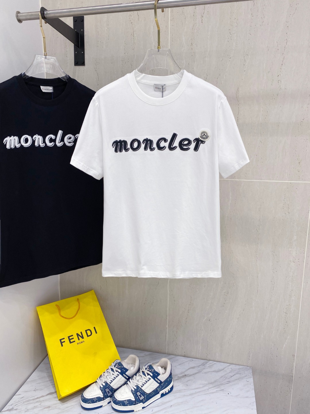 NO:517815,Moncler 25SS spring and summer new style first-time counter latest short-sleeved round-neck T-shirt, high-end customization, avant-garde and fashionable design!  Brand logo heavy craft design, high-end custom fabric, soft feel, comfortable to wear, imported high-end fabrics are very delicate, the details are exquisite and exquisite, the counter-level exquisite car line, fine workmanship, extremely shaping item, any fashion can be matched with, the style is super good. The must-have item for trendy men. Color white and black Size S-XXL Size reference S-Size shoulder width 45 bust 101 length 68 M-Size shoulder width 46 bust 105 long 70 L-Size shoulder width 47 bust 109 long 72 XL-Size shoulder width 48 bust 113 long 74 XXL-Size shoulder width 49 bust 117 long 76, T-shirt,tees,t-shirt,alexander wang19860909蒙*Moncler 25SS春夏新款首发专柜最新款短袖圆领T恤 高端订制 设计前卫时尚！品牌logo重工艺设计,高端定制面料,手感柔软,穿着舒适,客供进口高档面料质感非常细腻,细节工艺精湛考究,专柜级别精致车线,做工精细,塑造性极高的一款单品,任何时装都可以搭配,版型超级好 潮男必备单品 颜色白色、黑色 尺码S-XXL 尺寸参考 S码肩宽45胸围101衣长68 M码肩宽46胸围105衣长70 L码肩宽47胸围109衣长72 XL码肩宽48胸围113衣长74 XXL码肩宽49胸围117衣长76,,T-shirt,tees，t-shirt,alexander wang,Men's clothing