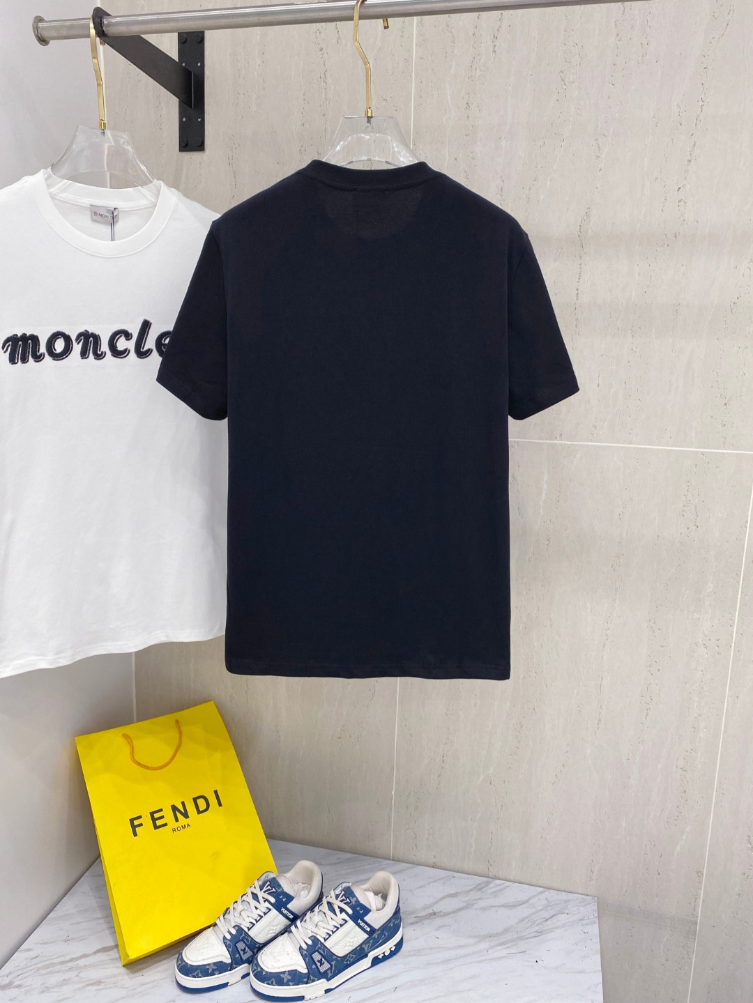 P150 蒙*Moncler 25ss春夏新款首发专柜最新款短袖圆领T恤 高端订制 设计前卫时尚！品牌logo重工艺设计 高端定制240克面料.手感柔软.穿着舒适.专柜级别精致车线.颜色：黑色。白色。码数：S-2XL  