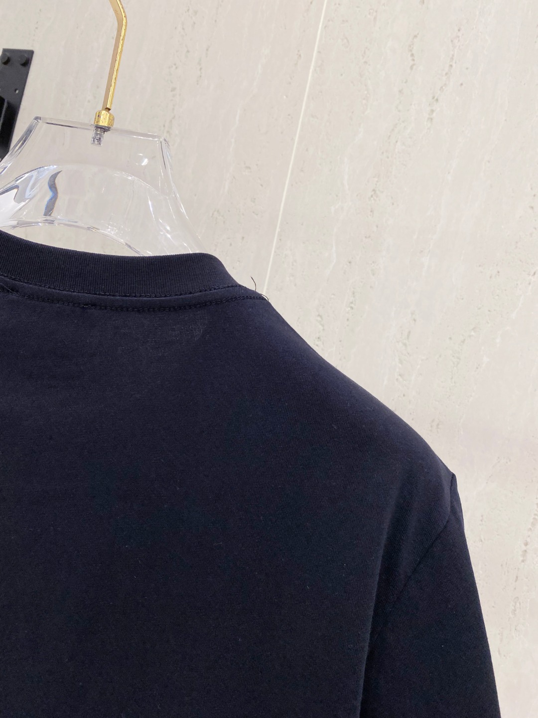 P150 蒙*Moncler 25ss春夏新款首发专柜最新款短袖圆领T恤 高端订制 设计前卫时尚！品牌logo重工艺设计 高端定制240克面料.手感柔软.穿着舒适.专柜级别精致车线.颜色：黑色。白色。码数：S-2XL  