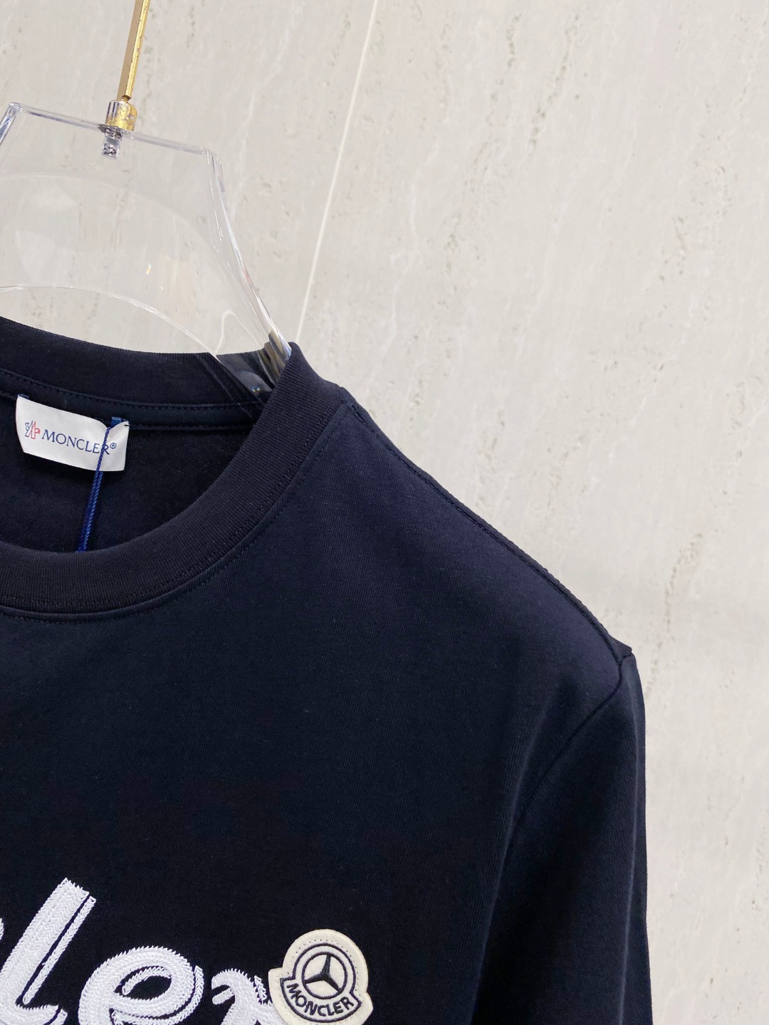 P150 蒙*Moncler 25ss春夏新款首发专柜最新款短袖圆领T恤 高端订制 设计前卫时尚！品牌logo重工艺设计 高端定制240克面料.手感柔软.穿着舒适.专柜级别精致车线.颜色：黑色。白色。码数：S-2XL  