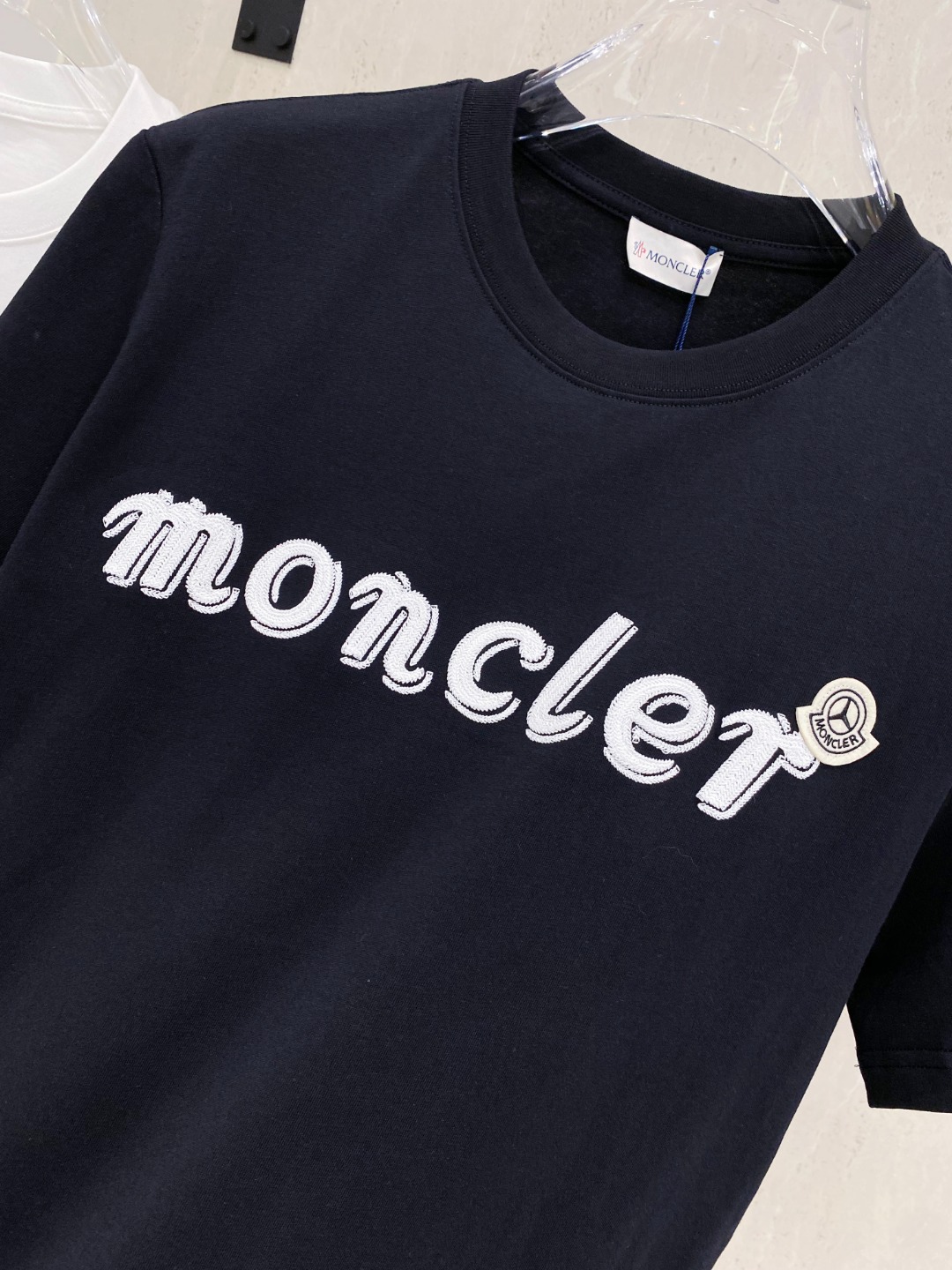 P150 蒙*Moncler 25ss春夏新款首发专柜最新款短袖圆领T恤 高端订制 设计前卫时尚！品牌logo重工艺设计 高端定制240克面料.手感柔软.穿着舒适.专柜级别精致车线.颜色：黑色。白色。码数：S-2XL  