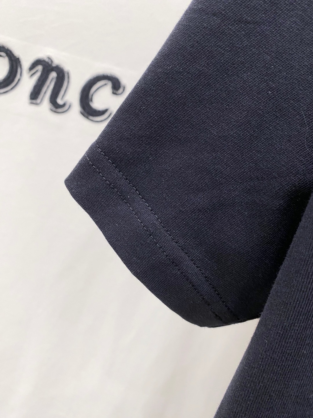P150 蒙*Moncler 25ss春夏新款首发专柜最新款短袖圆领T恤 高端订制 设计前卫时尚！品牌logo重工艺设计 高端定制240克面料.手感柔软.穿着舒适.专柜级别精致车线.颜色：黑色。白色。码数：S-2XL  