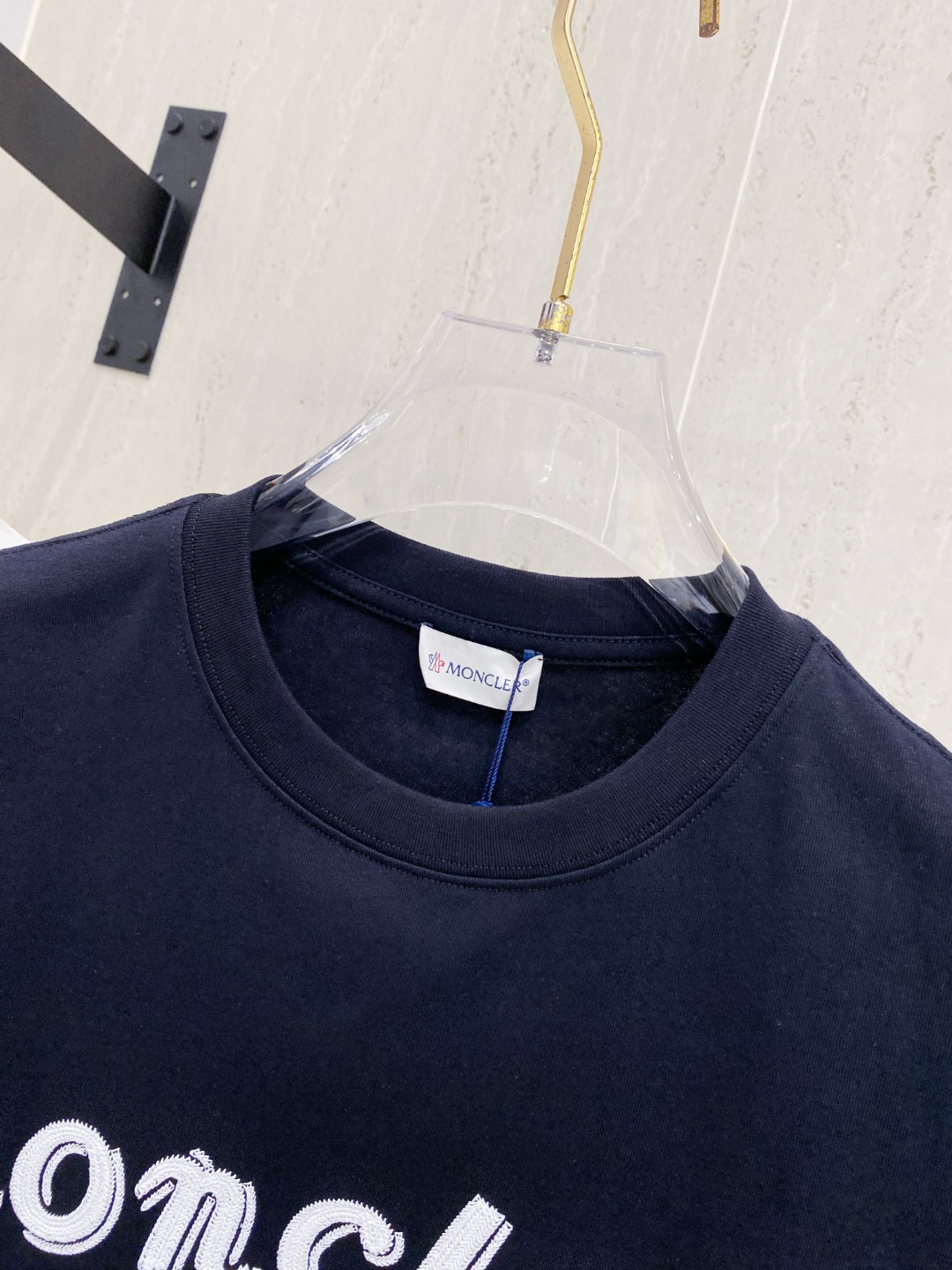 P150 蒙*Moncler 25ss春夏新款首发专柜最新款短袖圆领T恤 高端订制 设计前卫时尚！品牌logo重工艺设计 高端定制240克面料.手感柔软.穿着舒适.专柜级别精致车线.颜色：黑色。白色。码数：S-2XL  