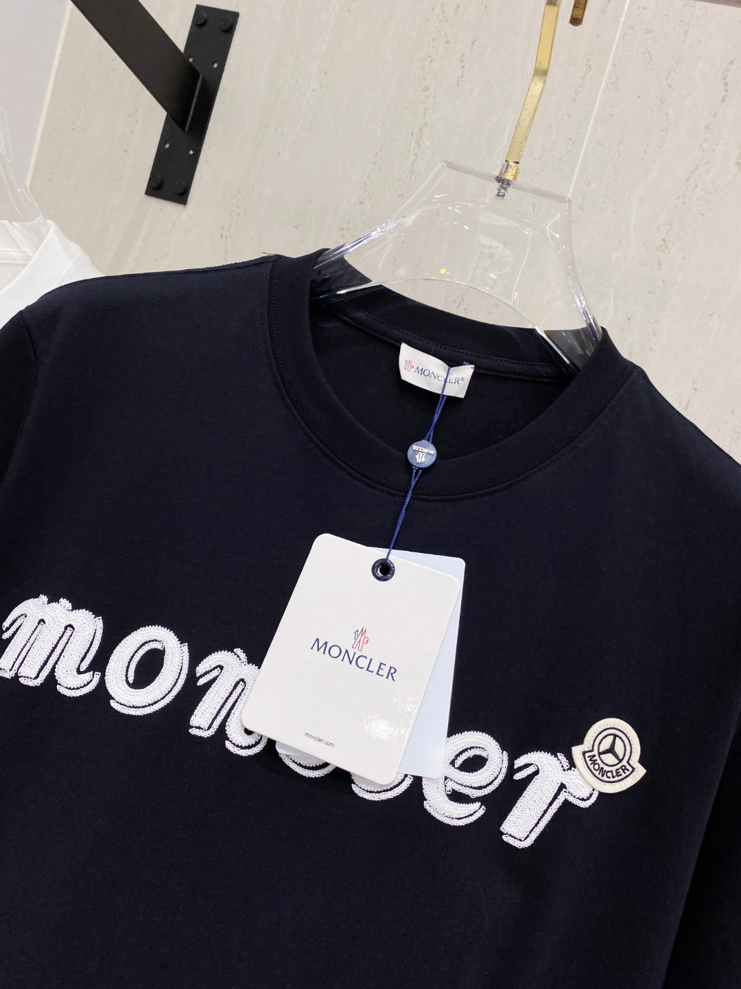 P150 蒙*Moncler 25ss春夏新款首发专柜最新款短袖圆领T恤 高端订制 设计前卫时尚！品牌logo重工艺设计 高端定制240克面料.手感柔软.穿着舒适.专柜级别精致车线.颜色：黑色。白色。码数：S-2XL  