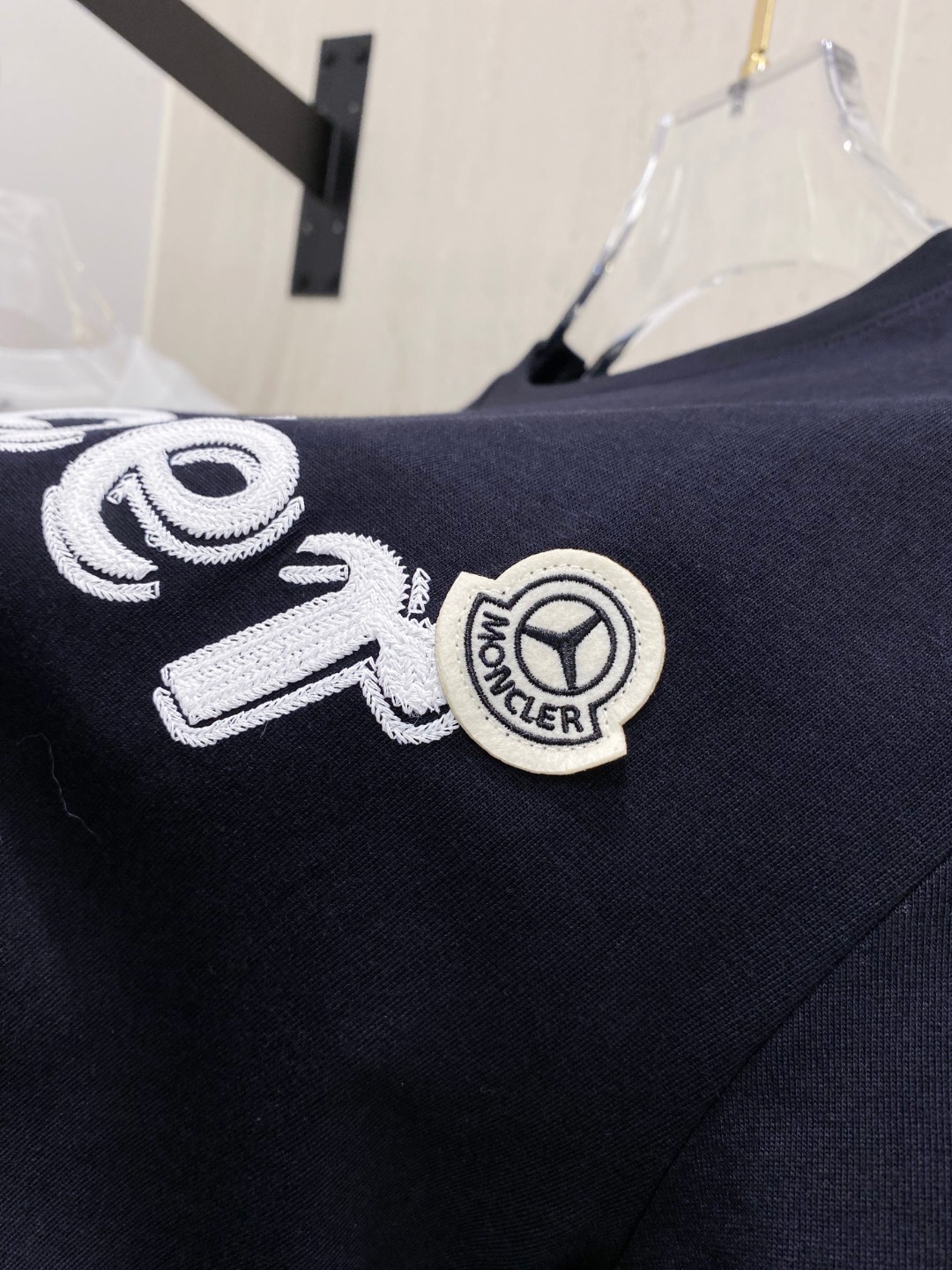 P150 蒙*Moncler 25ss春夏新款首发专柜最新款短袖圆领T恤 高端订制 设计前卫时尚！品牌logo重工艺设计 高端定制240克面料.手感柔软.穿着舒适.专柜级别精致车线.颜色：黑色。白色。码数：S-2XL  