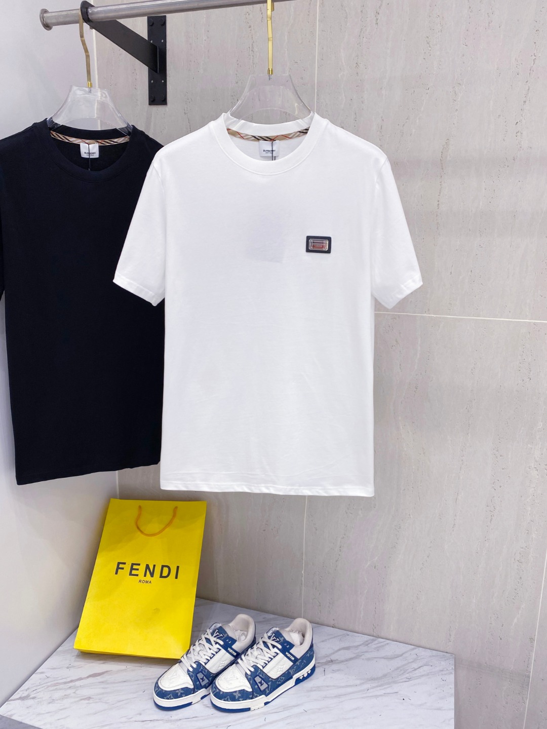 NO:453818,Burberry 25SS spring and summer new style first-time counter latest short-sleeved round-neck T-shirt, high-end customization, avant-garde and fashionable design!  Brand logo heavy craft design, high-end custom fabric, soft feel, comfortable to wear, imported high-end fabrics are very delicate, the details and craftsmanship are exquisite, the counter-level exquisite car line, fine workmanship, extremely shaping item, any fashion can be matched with, the style is super good. A must-have item for trendy men. Color white and black Size S-XXL Size reference S-Shoulder width 45 bust 101 length 68 M-Shoulder width 46 bust 105 long 70 L-Shoulder width 47 bust 109 long 72 XL-Shoulder width 48 bust 113 long 74 XXL-Shoulder width 49 bust 117 long 76, burberry, burberry, T-shirt,tees, t-shirt,alexander wang19860909巴宝*Burberry 25SS春夏新款首发专柜最新款短袖圆领T恤 高端订制 设计前卫时尚！品牌logo重工艺设计,高端定制面料,手感柔软,穿着舒适,客供进口高档面料质感非常细腻,细节工艺精湛考究,专柜级别精致车线,做工精细,塑造性极高的一款单品,任何时装都可以搭配,版型超级好 潮男必备单品 颜色白色、黑色 尺码S-XXL 尺寸参考 S码肩宽45胸围101衣长68 M码肩宽46胸围105衣长70 L码肩宽47胸围109衣长72 XL码肩宽48胸围113衣长74 XXL码肩宽49胸围117衣长76,,burberry,burberry,T-shirt,tees，t-shirt,alexander wang,Men's clothing