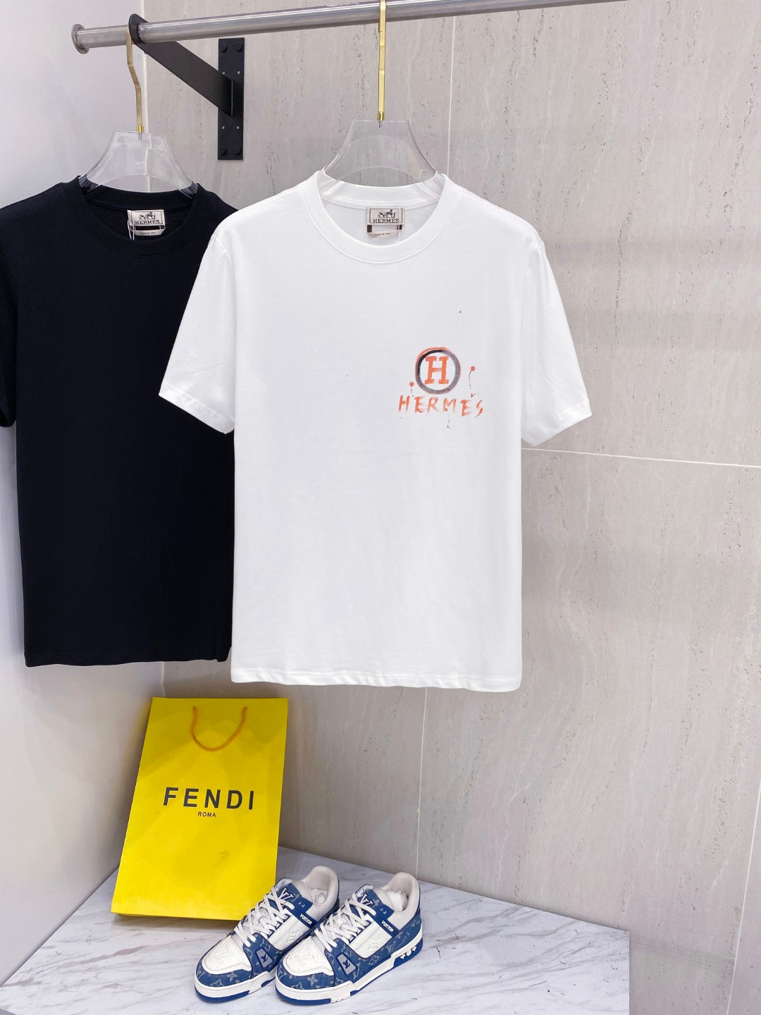 NO:453823,Aima*Hermes 25SS spring and summer new style first-time counter latest short-sleeved round neck T-shirt, hand-painted high-end customization, avant-garde and fashionable design!  Brand logo heavy craft design, high-end custom fabric, soft feel, comfortable to wear, imported high-end fabrics are very delicate, the details and craftsmanship are exquisite, the counter-level exquisite car line, fine workmanship, extremely shaping item, any fashion can be matched with, the style is super good. The must-have item for trendy men. Color white and black Size S-XXL Size reference S-Size shoulder width 45 bust 101 length 68 M size shoulder width 46 bust 105 long 70 L size shoulder width 47 bust 109 long 72 XL size shoulder width 48 bust 113 long 74 XXL size shoulder width 49 bust 117 long 76, hermes, hermes, T-shirt,tees, t-shirt,alexander wang19860909爱马*Hermes 25SS春夏新款首发专柜最新款短袖圆领T恤 手绘高端订制 设计前卫时尚！品牌logo重工艺设计,高端定制面料,手感柔软,穿着舒适,客供进口高档面料质感非常细腻,细节工艺精湛考究,专柜级别精致车线,做工精细,塑造性极高的一款单品,任何时装都可以搭配,版型超级好 潮男必备单品 颜色白色、黑色 尺码S-XXL 尺寸参考 S码肩宽45胸围101衣长68 M码肩宽46胸围105衣长70 L码肩宽47胸围109衣长72 XL码肩宽48胸围113衣长74 XXL码肩宽49胸围117衣长76,,hermes,hermes,T-shirt,tees，t-shirt,alexander wang,Men's clothing