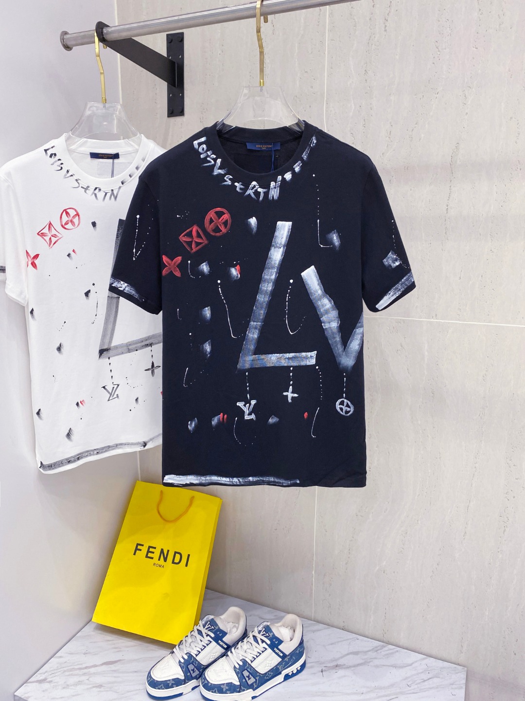 路易威*1V 25SS春夏新款首发专柜最新款短袖圆领T恤 手绘高端订制 设计前卫时尚！品牌logo重工艺