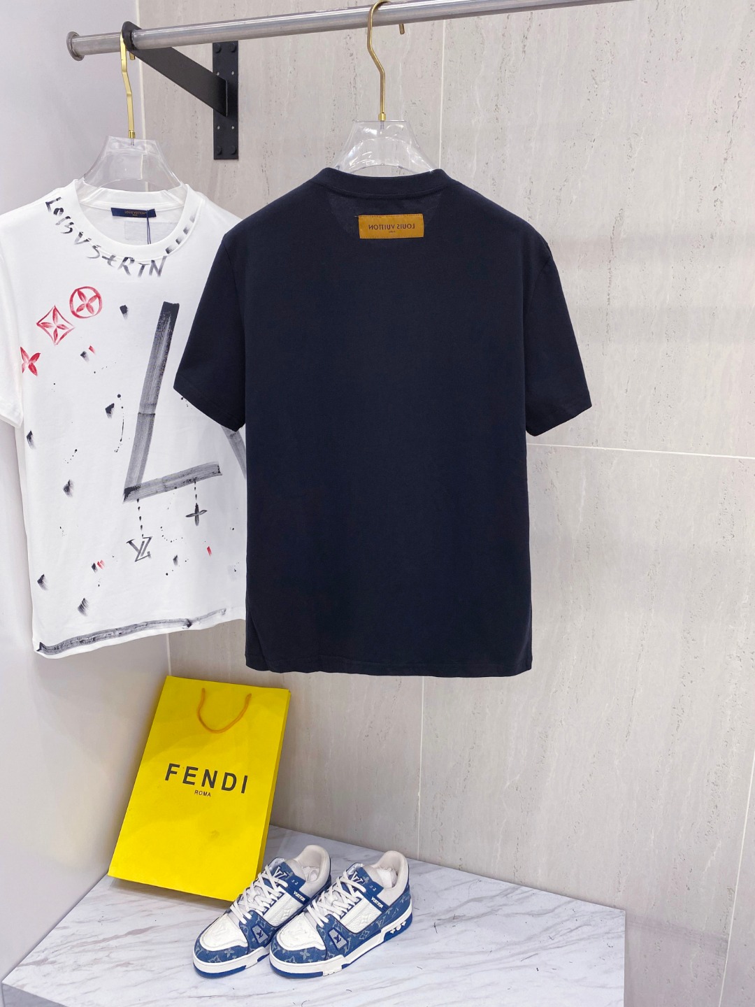 路易威*1V 25SS春夏新款首发专柜最新款短袖圆领T恤 手绘高端订制 设计前卫时尚！品牌logo重工艺