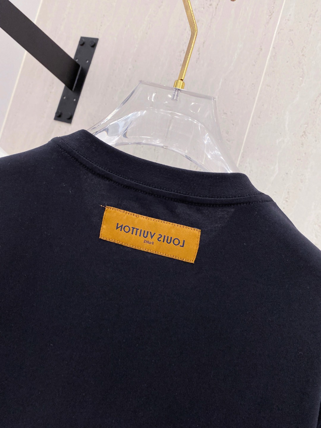 路易威*1V 25SS春夏新款首发专柜最新款短袖圆领T恤 手绘高端订制 设计前卫时尚！品牌logo重工艺