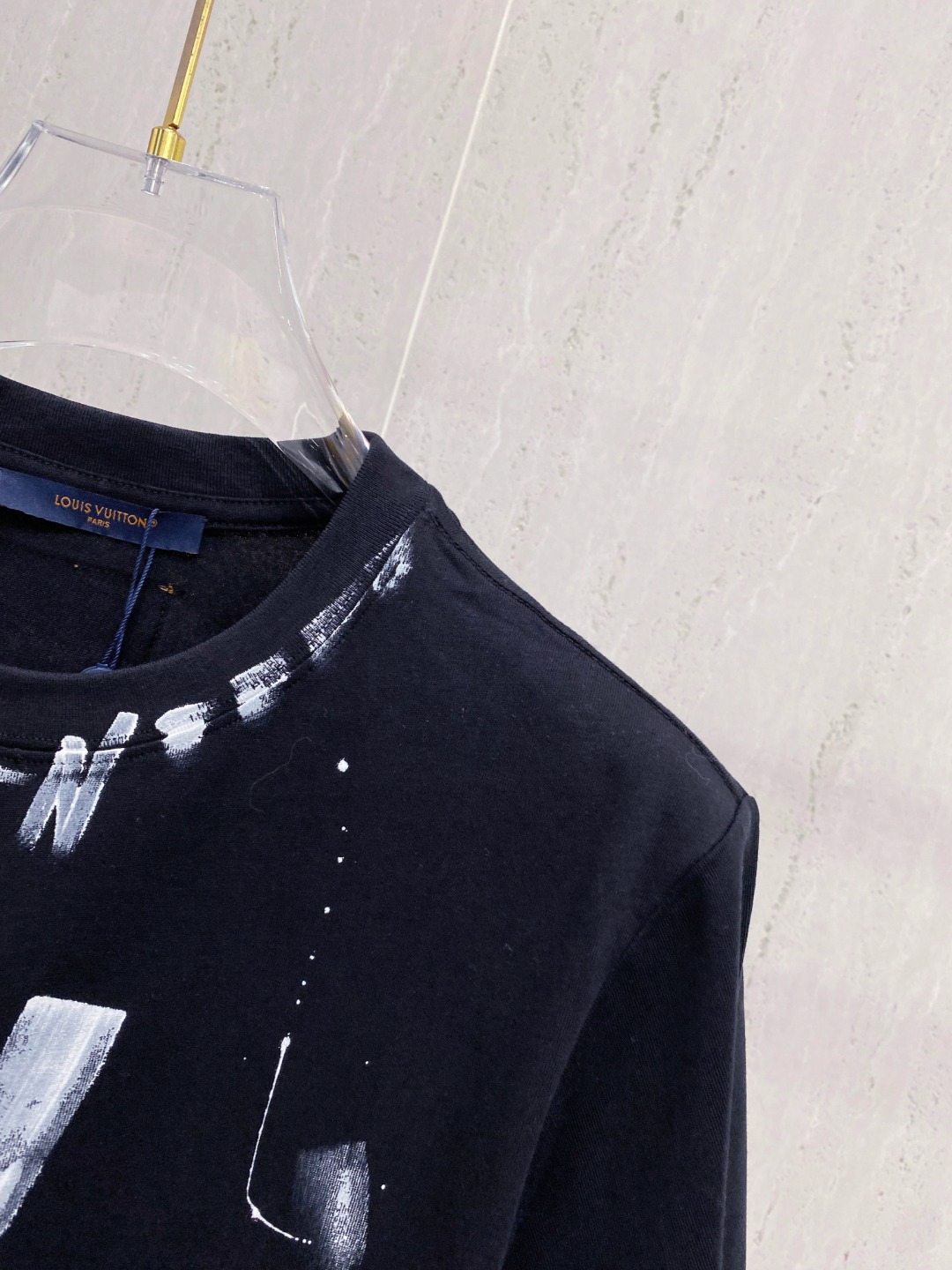 路易威*1V 25SS春夏新款首发专柜最新款短袖圆领T恤 手绘高端订制 设计前卫时尚！品牌logo重工艺