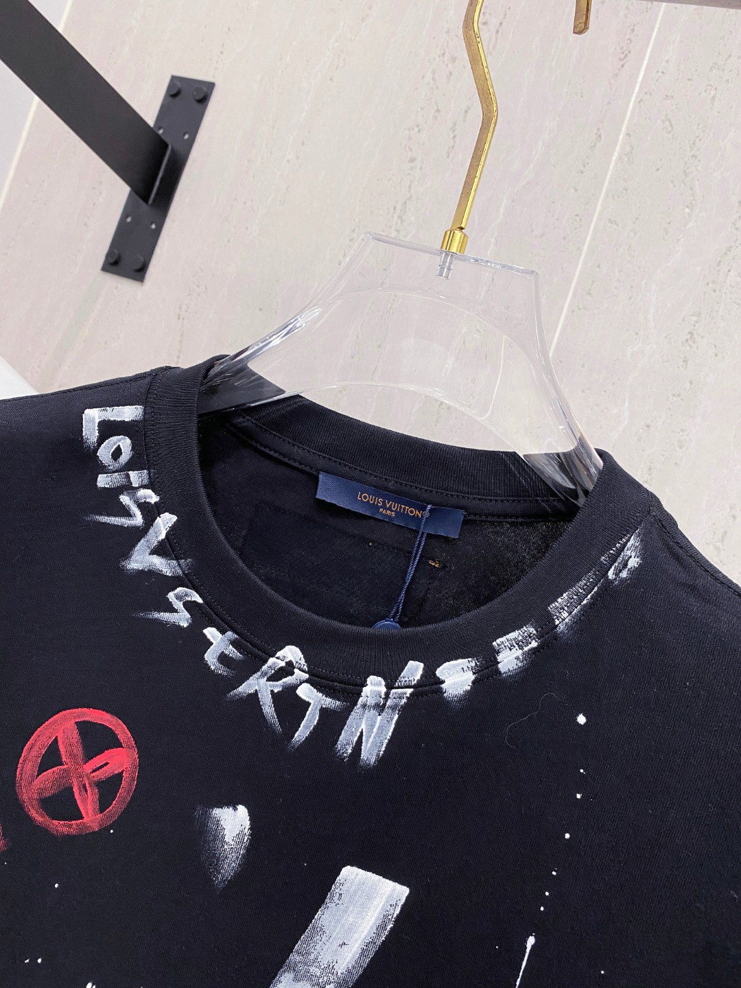 路易威*1V 25SS春夏新款首发专柜最新款短袖圆领T恤 手绘高端订制 设计前卫时尚！品牌logo重工艺