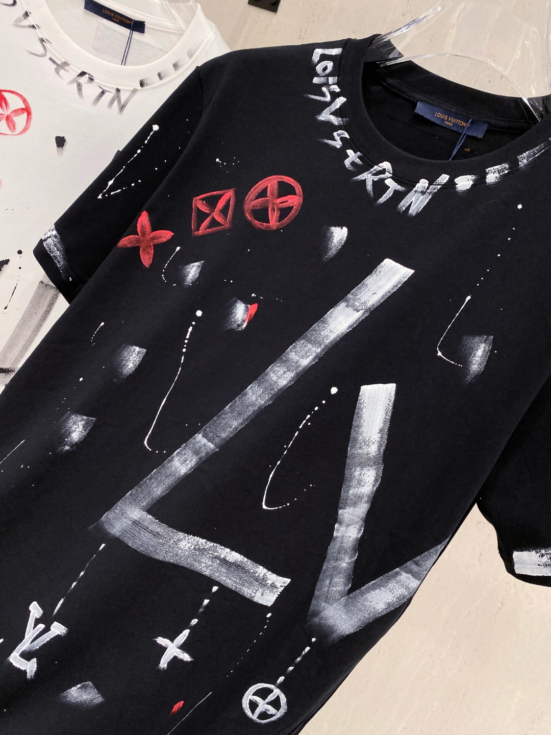 路易威*1V 25SS春夏新款首发专柜最新款短袖圆领T恤 手绘高端订制 设计前卫时尚！品牌logo重工艺