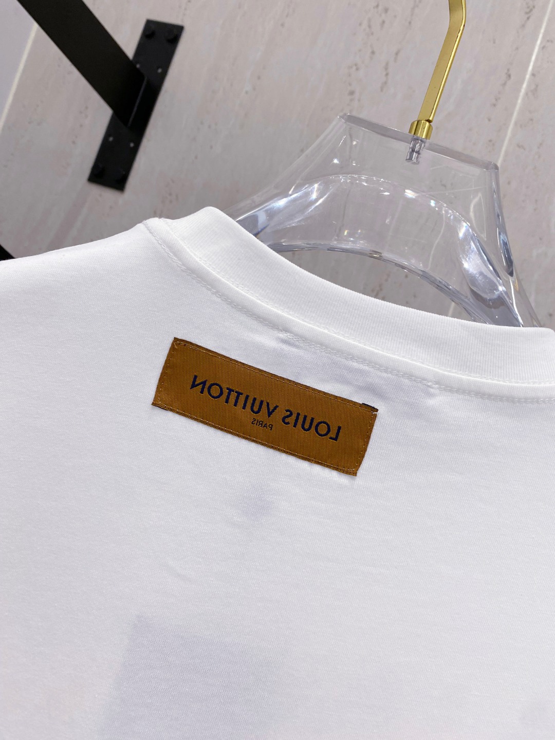 路易威*1V 25SS春夏新款首发专柜最新款短袖圆领T恤 手绘高端订制 设计前卫时尚！品牌logo重工艺