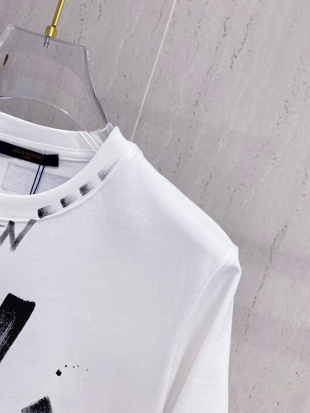 路易威*1V 25SS春夏新款首发专柜最新款短袖圆领T恤 手绘高端订制 设计前卫时尚！品牌logo重工艺