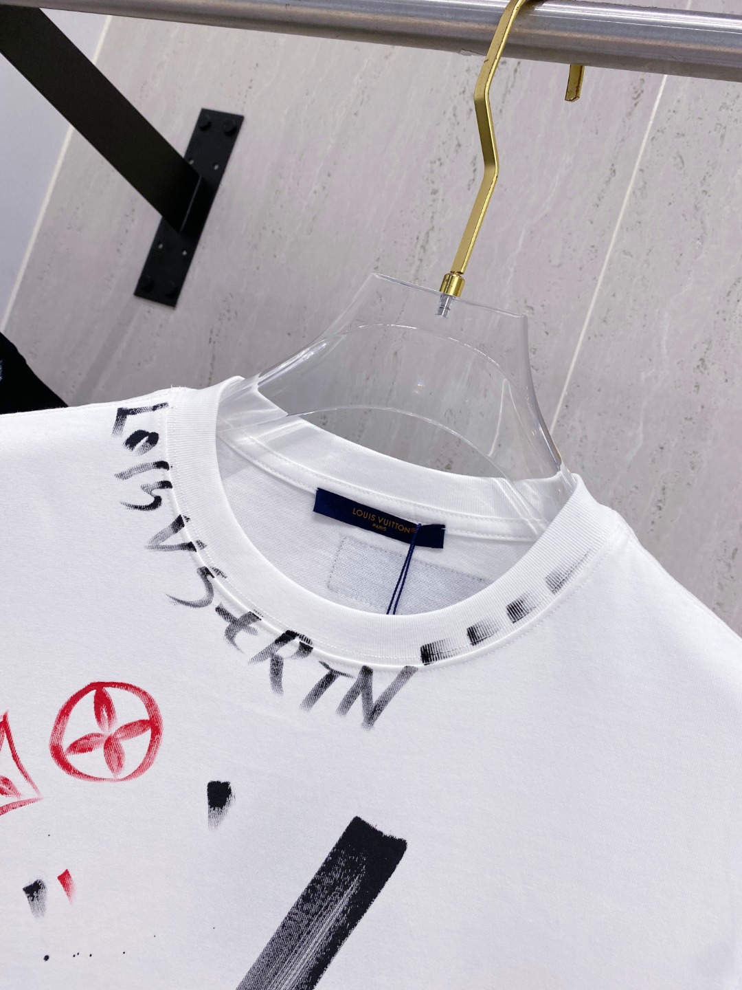 路易威*1V 25SS春夏新款首发专柜最新款短袖圆领T恤 手绘高端订制 设计前卫时尚！品牌logo重工艺