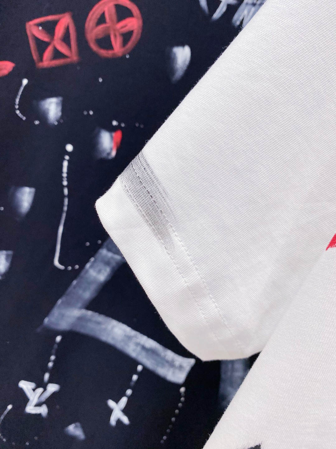 路易威*1V 25SS春夏新款首发专柜最新款短袖圆领T恤 手绘高端订制 设计前卫时尚！品牌logo重工艺