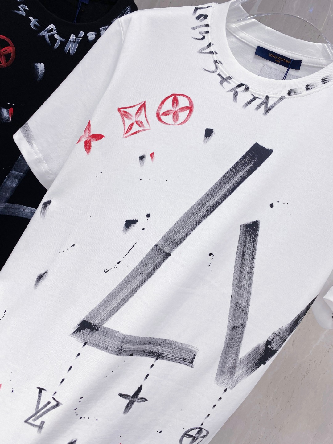 路易威*1V 25SS春夏新款首发专柜最新款短袖圆领T恤 手绘高端订制 设计前卫时尚！品牌logo重工艺