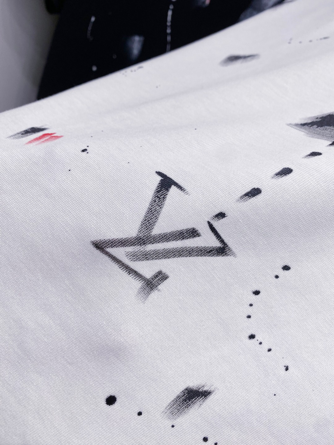 路易威*1V 25SS春夏新款首发专柜最新款短袖圆领T恤 手绘高端订制 设计前卫时尚！品牌logo重工艺