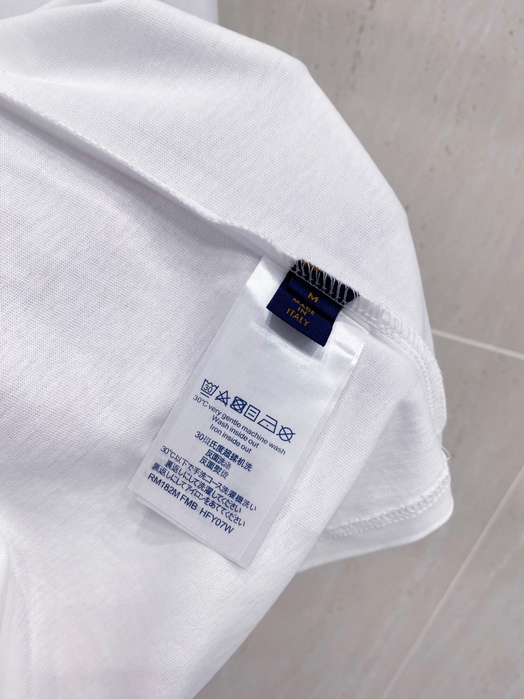 路易威*1V 25SS春夏新款首发专柜最新款短袖圆领T恤 手绘高端订制 设计前卫时尚！品牌logo重工艺