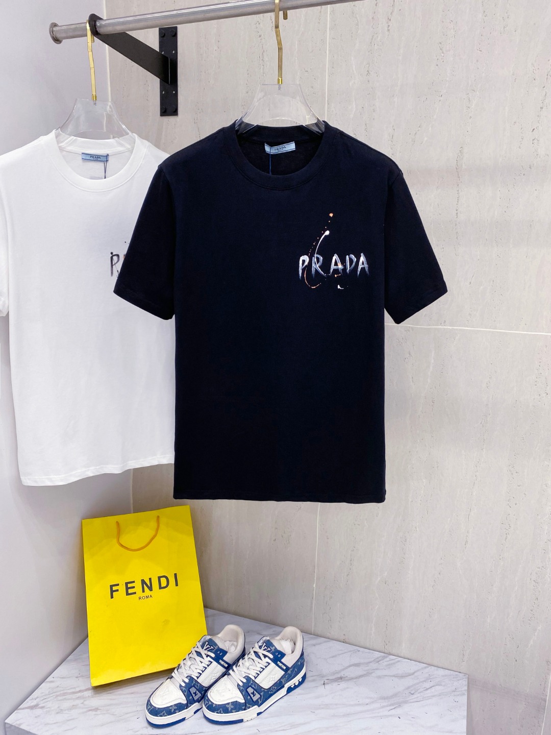 普拉*Prada 25SS春夏新款首发专柜最新款短袖圆领T恤 手绘高端订制 设计前卫时尚！品牌logo重