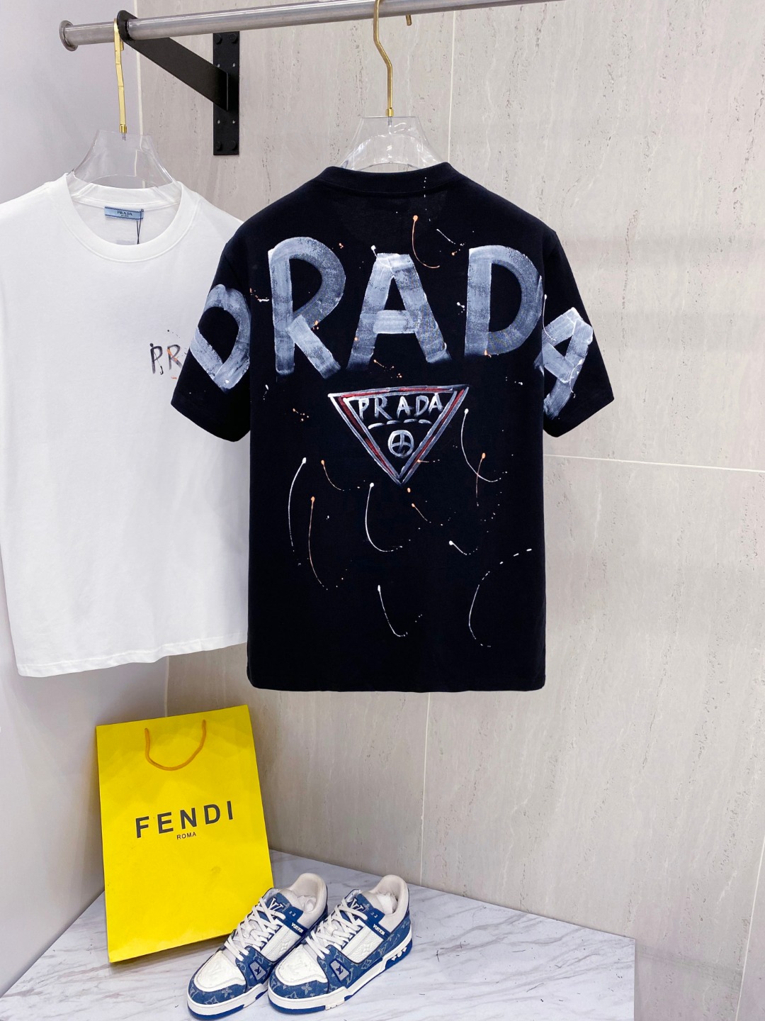 普拉*Prada 25SS春夏新款首发专柜最新款短袖圆领T恤 手绘高端订制 设计前卫时尚！品牌logo重