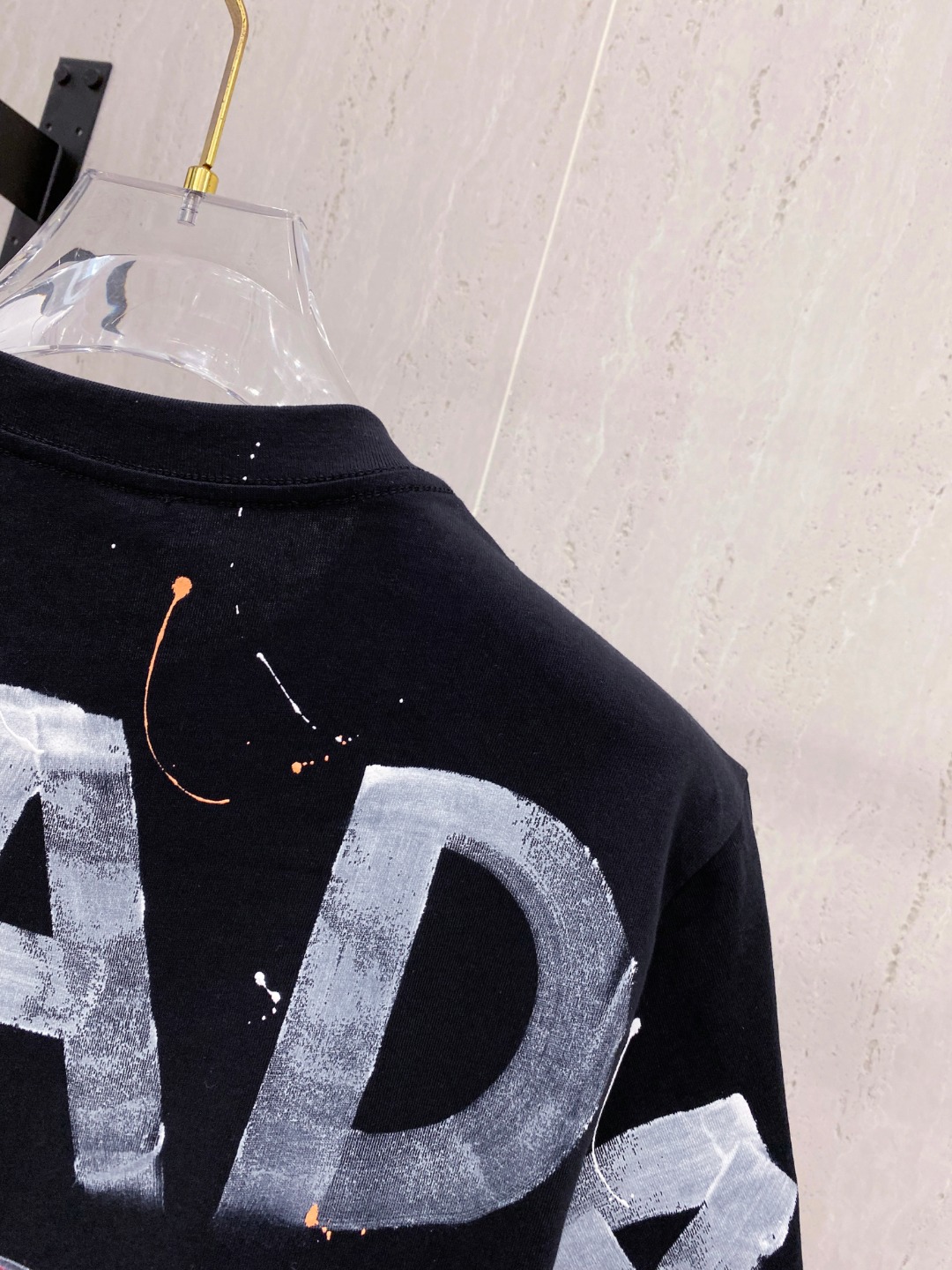 普拉*Prada 25SS春夏新款首发专柜最新款短袖圆领T恤 手绘高端订制 设计前卫时尚！品牌logo重