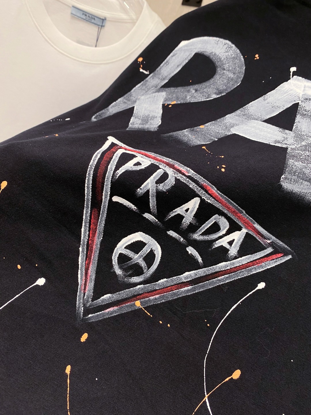 普拉*Prada 25SS春夏新款首发专柜最新款短袖圆领T恤 手绘高端订制 设计前卫时尚！品牌logo重