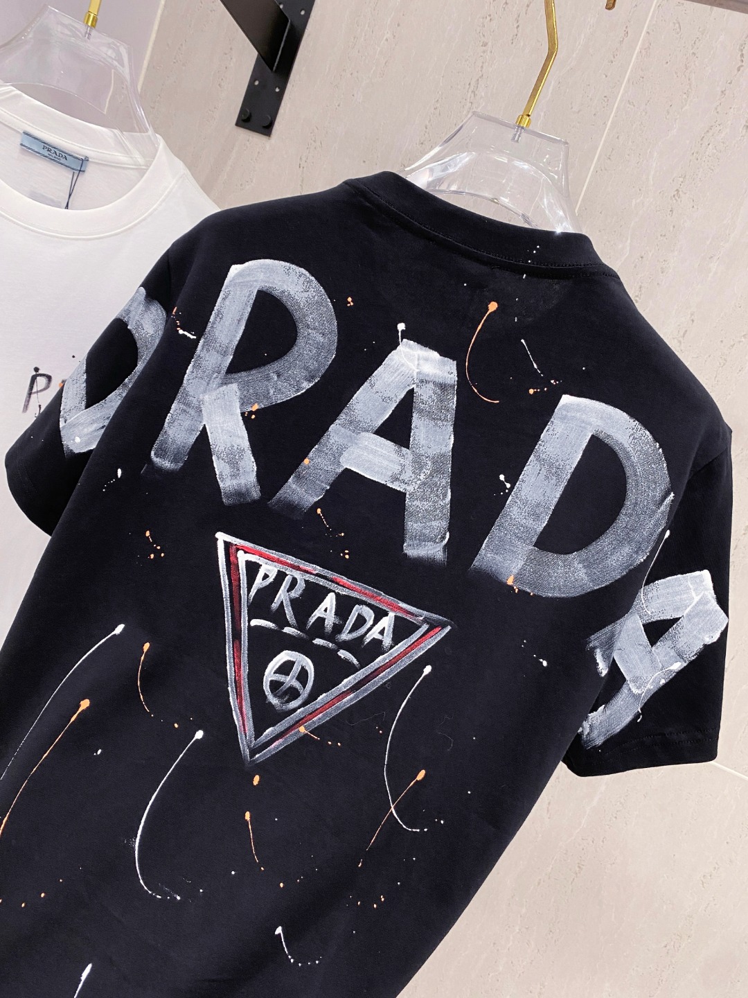 普拉*Prada 25SS春夏新款首发专柜最新款短袖圆领T恤 手绘高端订制 设计前卫时尚！品牌logo重
