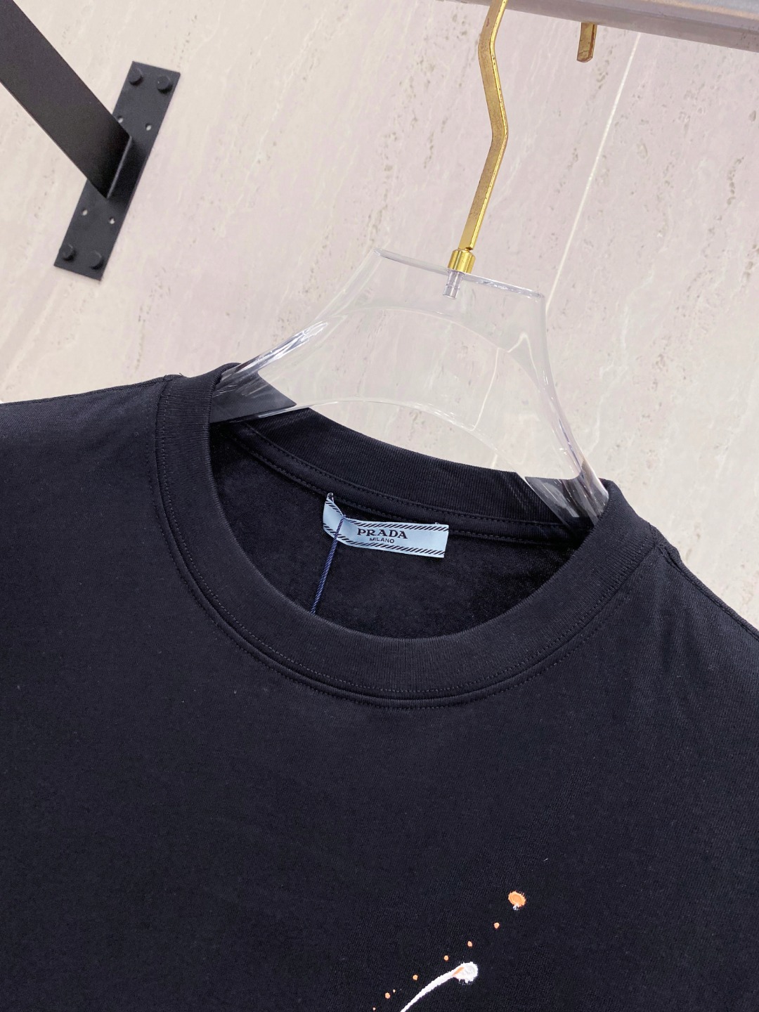普拉*Prada 25SS春夏新款首发专柜最新款短袖圆领T恤 手绘高端订制 设计前卫时尚！品牌logo重