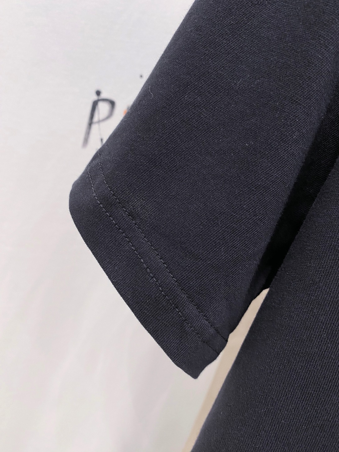 普拉*Prada 25SS春夏新款首发专柜最新款短袖圆领T恤 手绘高端订制 设计前卫时尚！品牌logo重