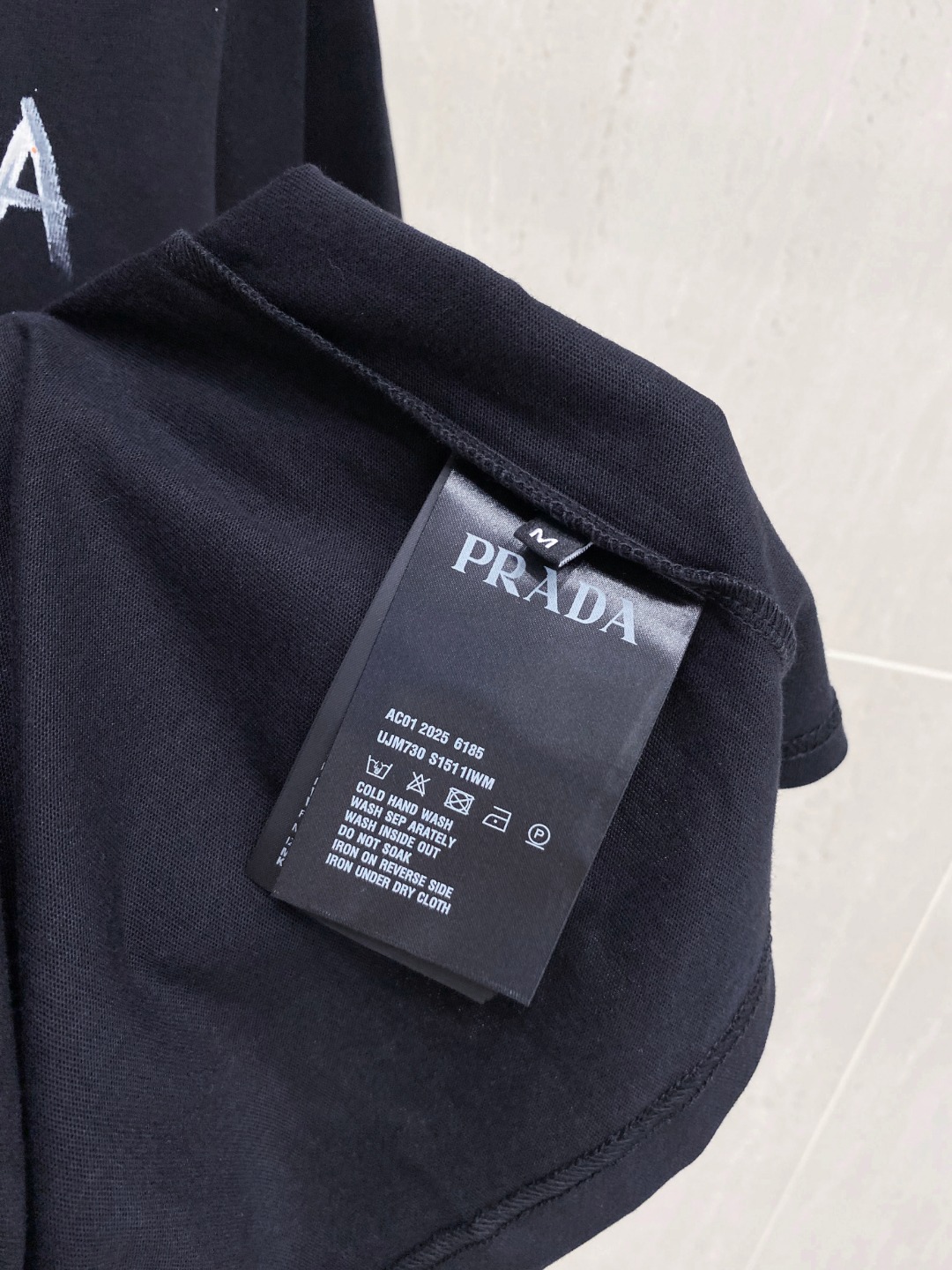 普拉*Prada 25SS春夏新款首发专柜最新款短袖圆领T恤 手绘高端订制 设计前卫时尚！品牌logo重