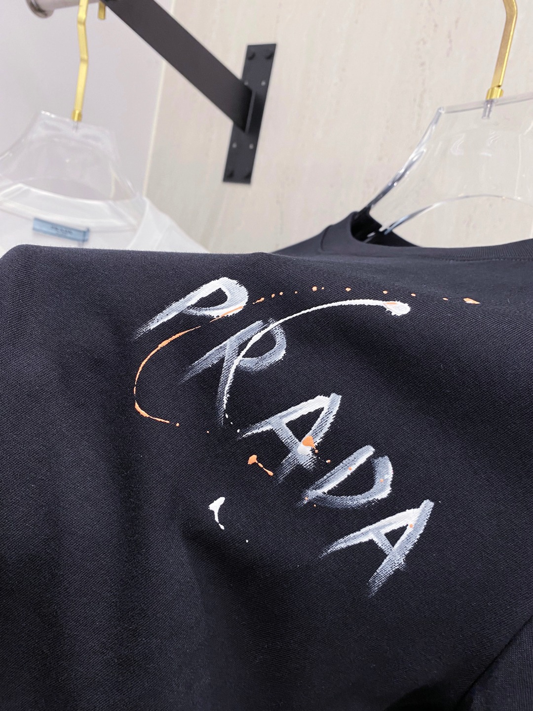普拉*Prada 25SS春夏新款首发专柜最新款短袖圆领T恤 手绘高端订制 设计前卫时尚！品牌logo重