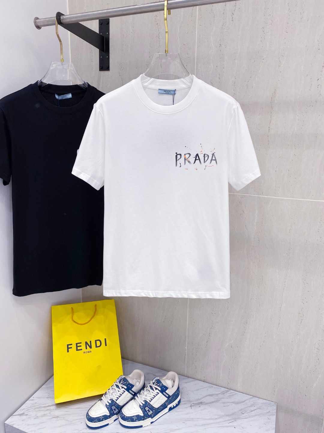 NO:453785,Prada 25SS spring and summer new style first-time counter latest short-sleeved round neck T-shirt, hand-painted high-end customization, avant-garde and fashionable design!  Brand logo heavy craft design, high-end custom fabric, soft feel, comfortable to wear, imported high-end fabrics are very delicate, the details are exquisite and exquisite, the counter-level exquisite car line, fine workmanship, extremely shaping, a single item, can be matched with any fashion, super good style, a must-have item for trendy men's color white and black Size S-XXL Size reference S-Size shoulder width 45 bust 101 length 68 M-Size shoulder width 46 bust 105 long 70 L-Size shoulder width 47 bust 109 long 72 XL-Size shoulder width 48 bust 113 long 74 XXL-Size shoulder width 49 bust 117 long 76, prada, prada, T-shirt,tees, t-shirt,alexander wang19860909普拉*Prada 25SS春夏新款首发专柜最新款短袖圆领T恤 手绘高端订制 设计前卫时尚！品牌logo重工艺设计,高端定制面料,手感柔软,穿着舒适,客供进口高档面料质感非常细腻,细节工艺精湛考究,专柜级别精致车线,做工精细,塑造性极高的一款单品,任何时装都可以搭配,版型超级好 潮男必备单品 颜色白色、黑色 尺码S-XXL 尺寸参考 S码肩宽45胸围101衣长68 M码肩宽46胸围105衣长70 L码肩宽47胸围109衣长72 XL码肩宽48胸围113衣长74 XXL码肩宽49胸围117衣长76,,prada,prada,T-shirt,tees，t-shirt,alexander wang,Men's clothing