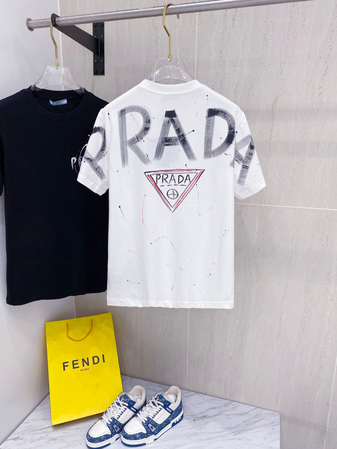 普拉*Prada 25SS春夏新款首发专柜最新款短袖圆领T恤 手绘高端订制 设计前卫时尚！品牌logo重