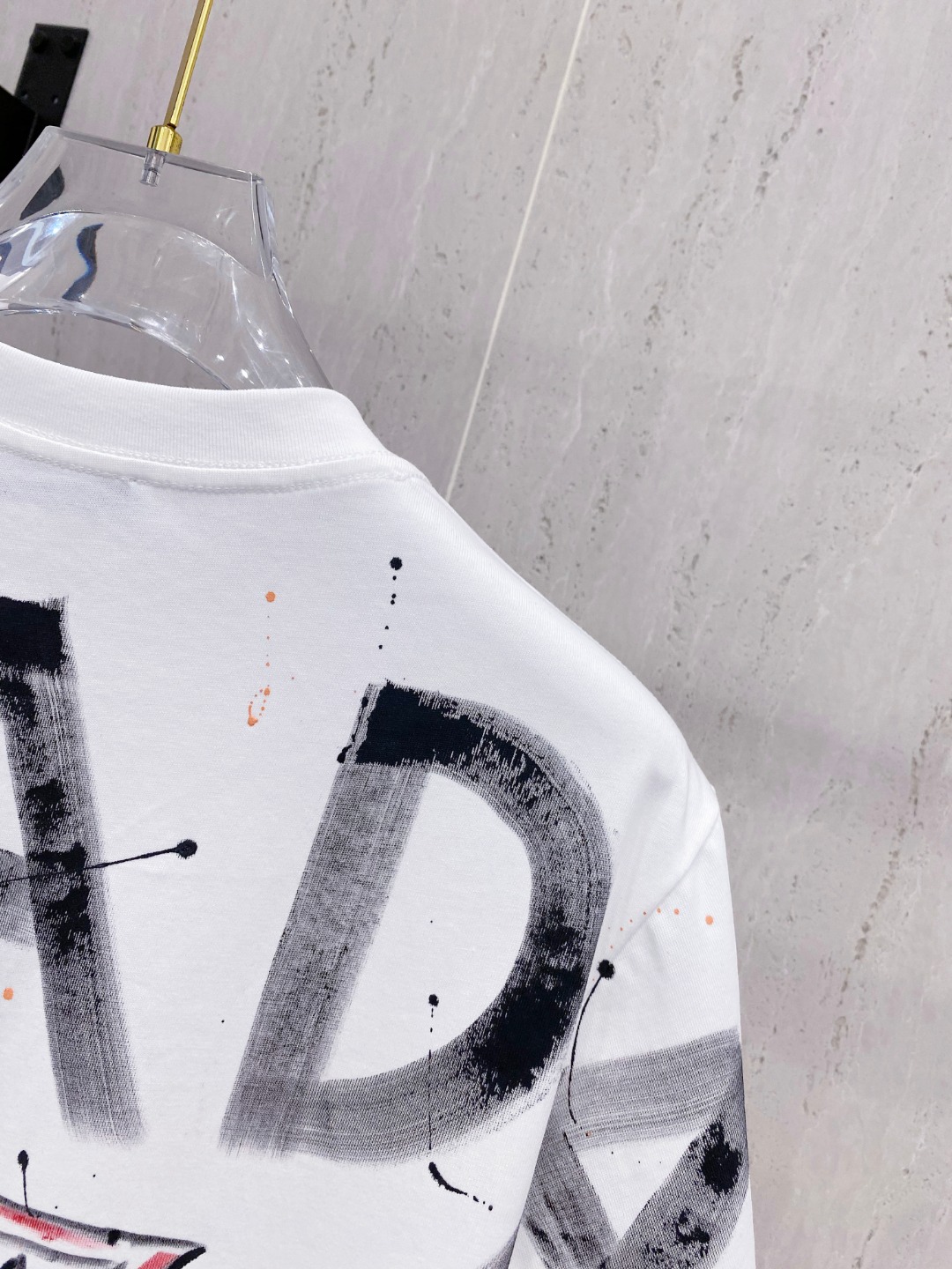 普拉*Prada 25SS春夏新款首发专柜最新款短袖圆领T恤 手绘高端订制 设计前卫时尚！品牌logo重