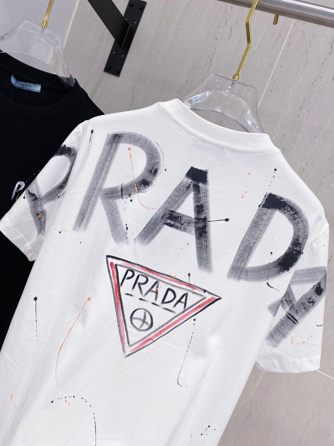 普拉*Prada 25SS春夏新款首发专柜最新款短袖圆领T恤 手绘高端订制 设计前卫时尚！品牌logo重