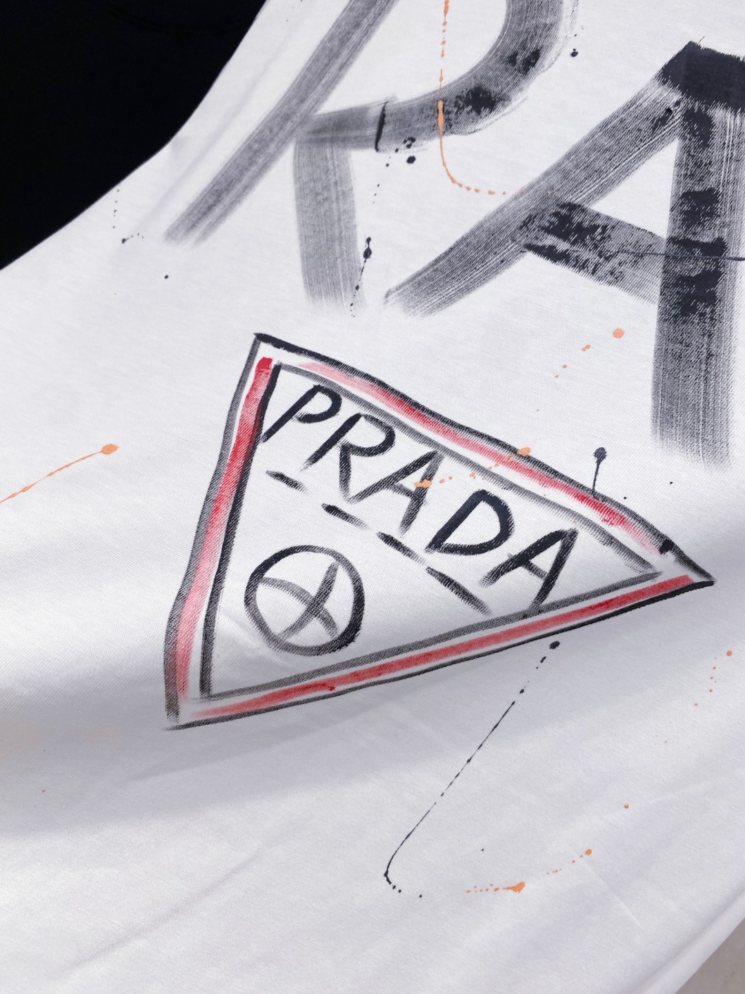 普拉*Prada 25SS春夏新款首发专柜最新款短袖圆领T恤 手绘高端订制 设计前卫时尚！品牌logo重